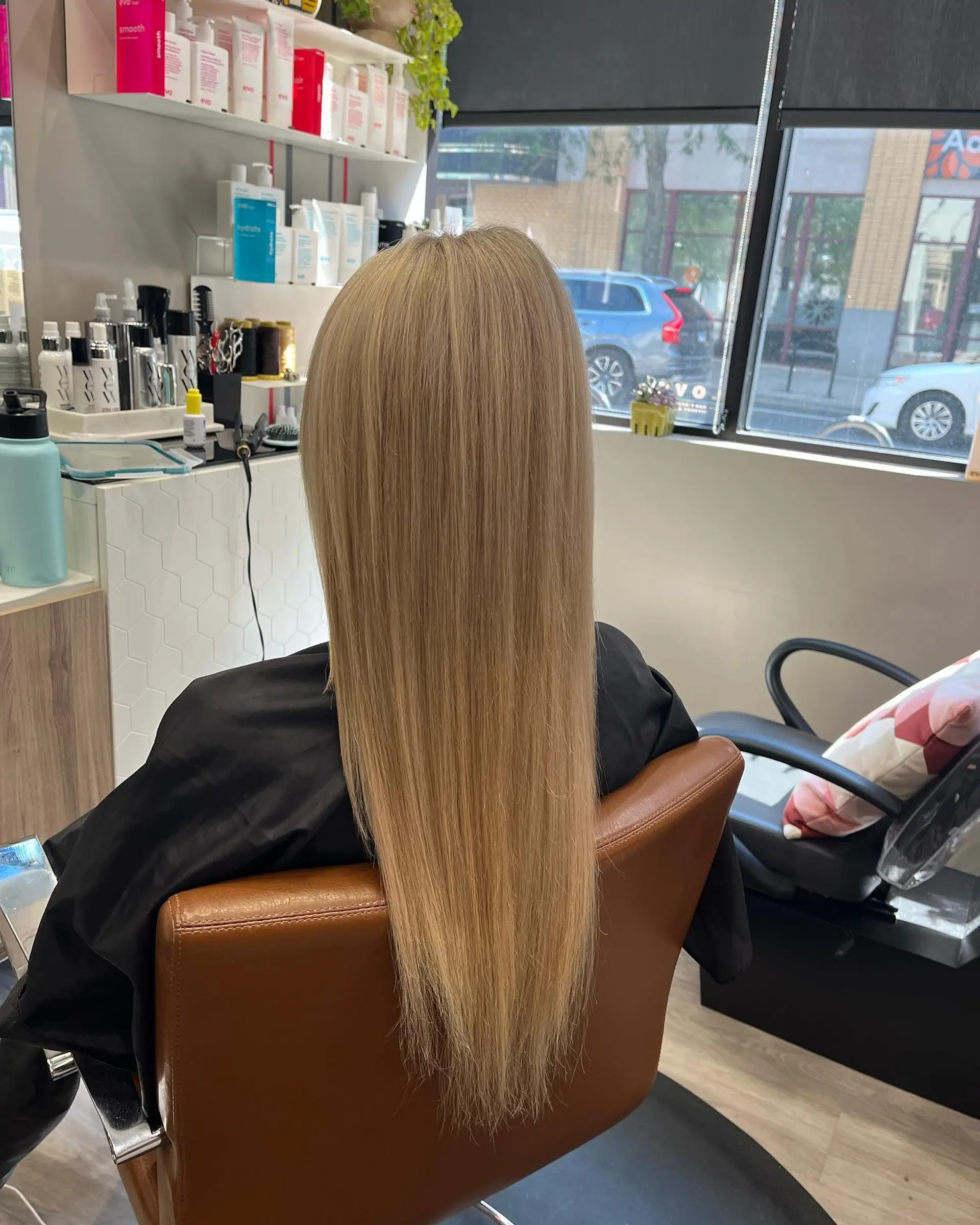 A sleek and straight lob hairstyle with a honey blonde color. 2