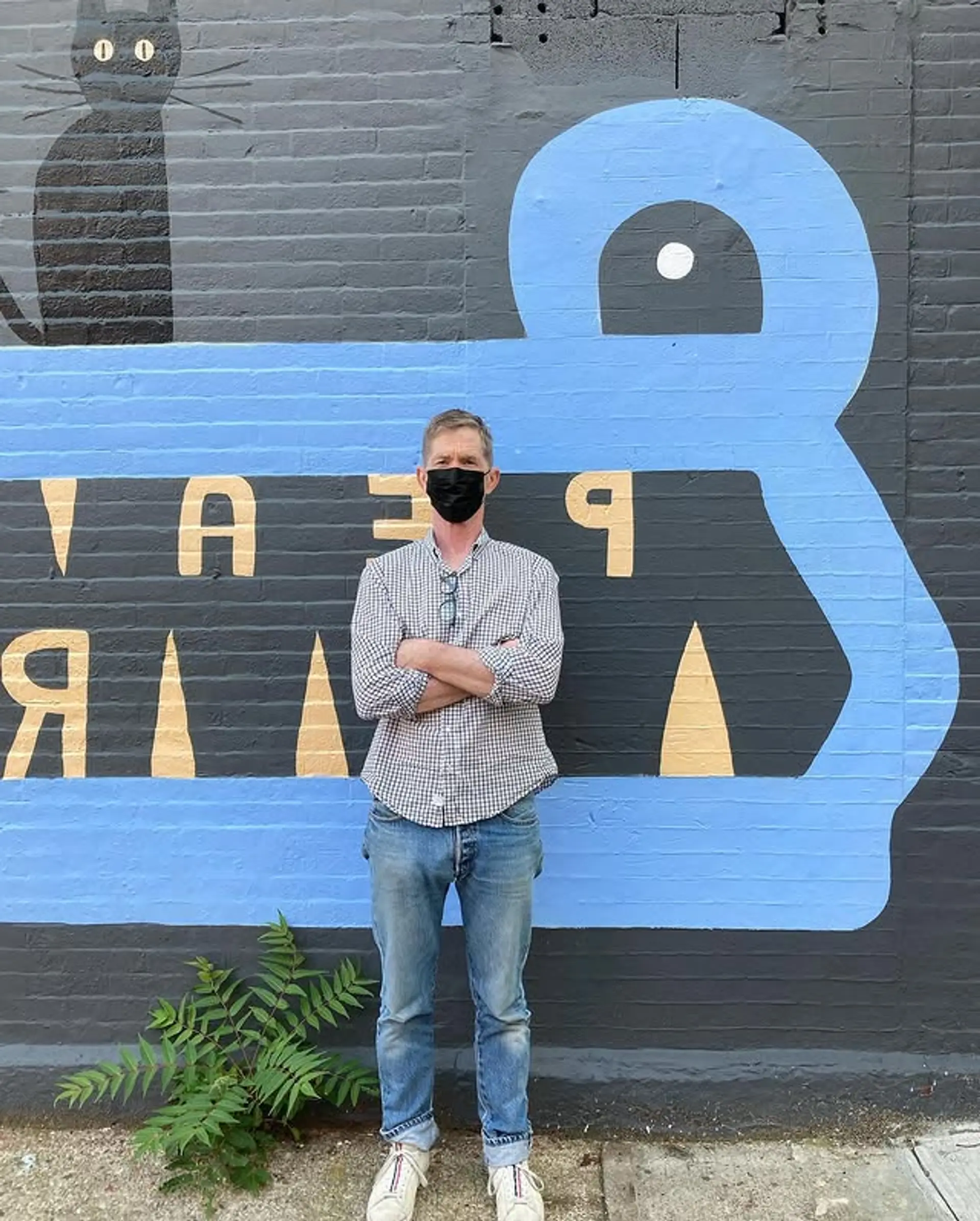 A short, tapered haircut with a clean and professional look. 1