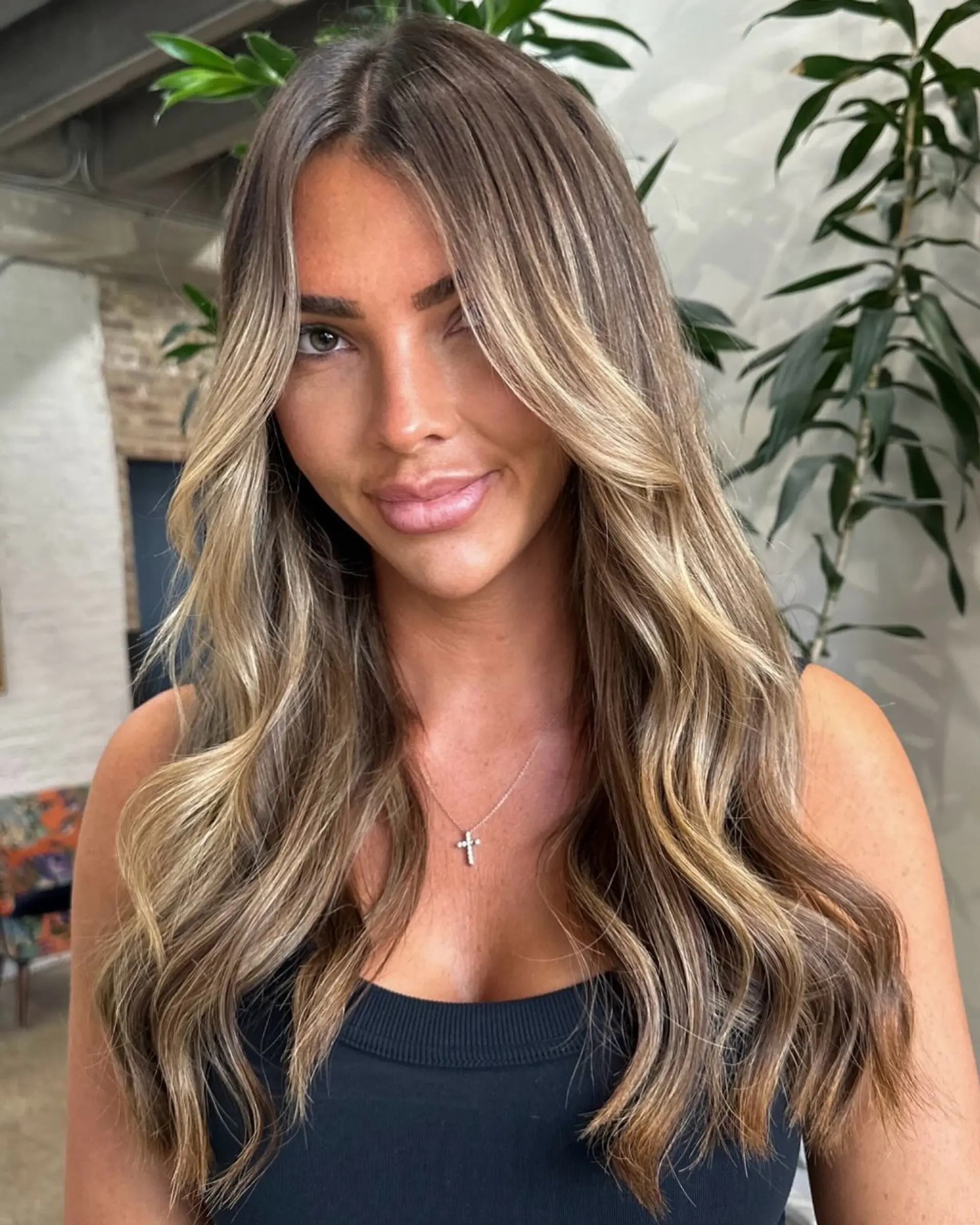 A long and wavy hairstyle with a bronde balayage. 1