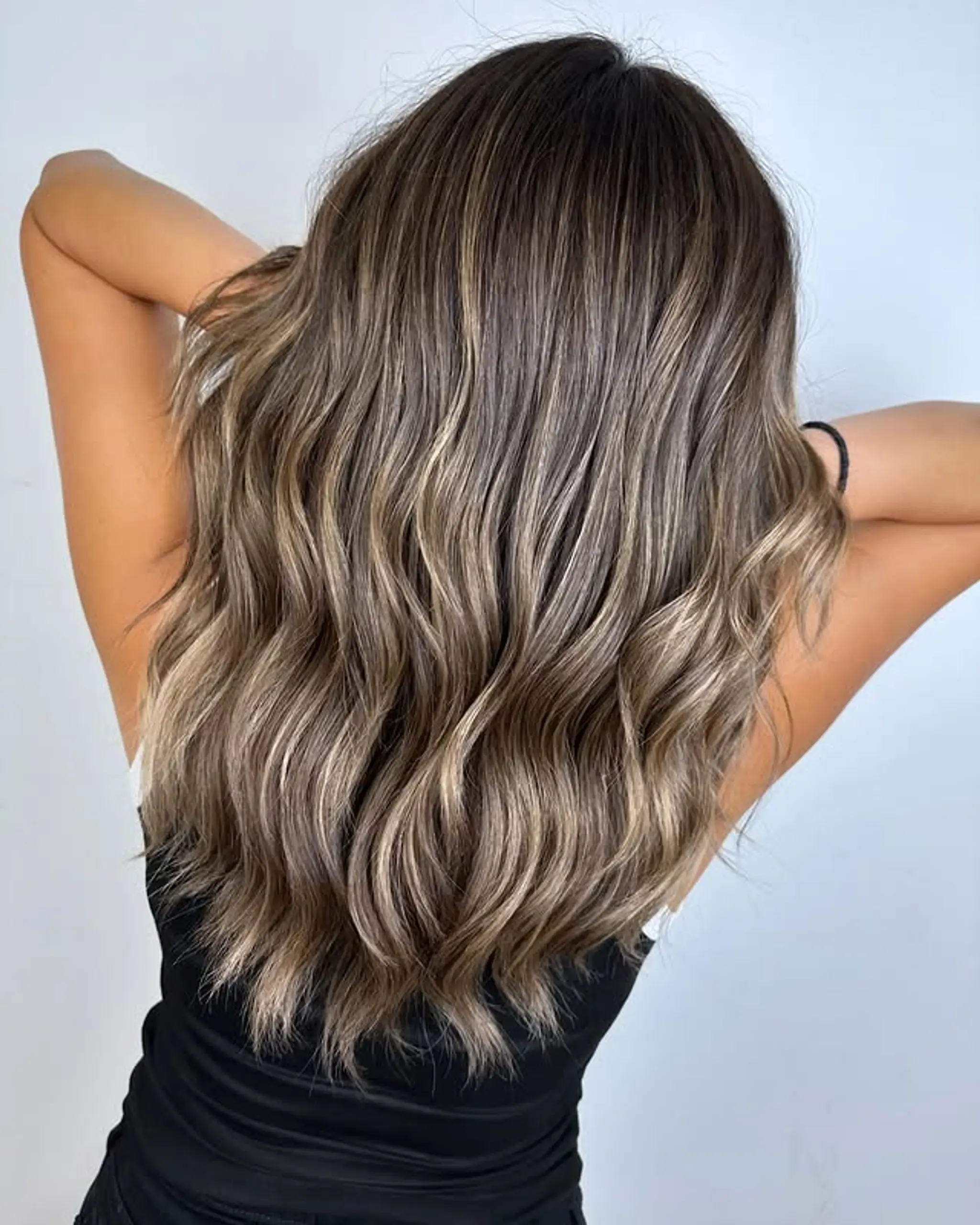 Long, wavy hair with a seamless bronde balayage.