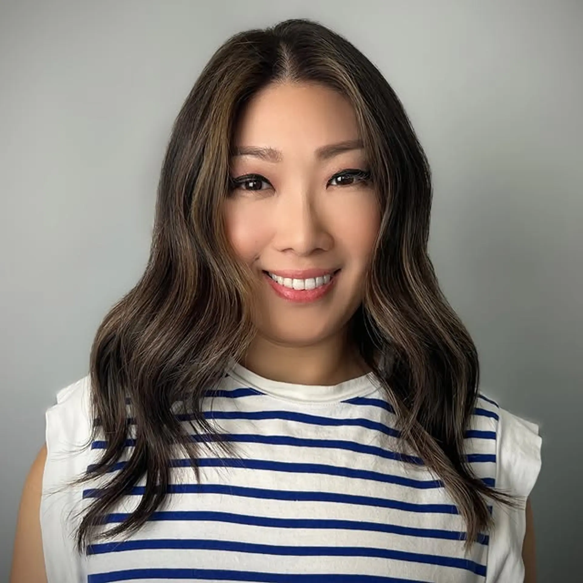 Wavy, medium-length hair with balayage highlights. 1