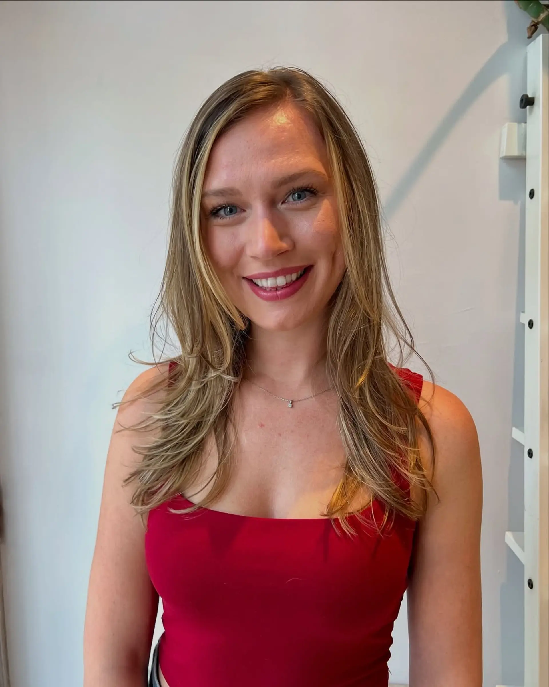 Long layered hairstyle with a bronde balayage. 2