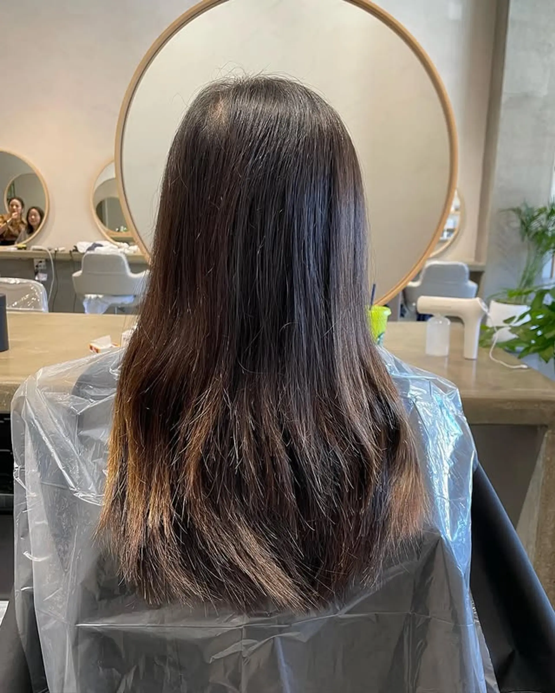 This is a layered haircut with a straight texture, and medium length. 1