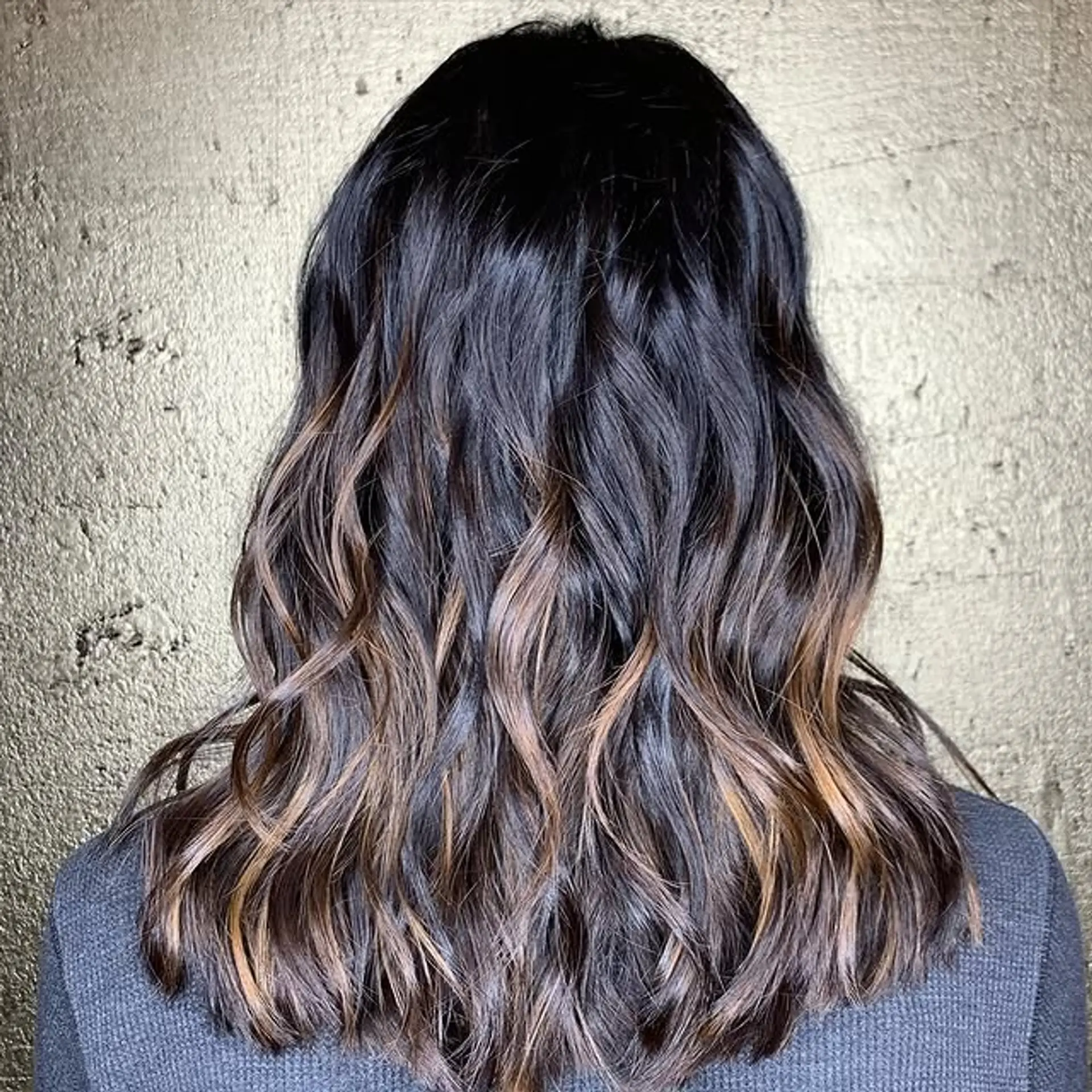 Wavy medium-length hairstyle with a bronde balayage. 1