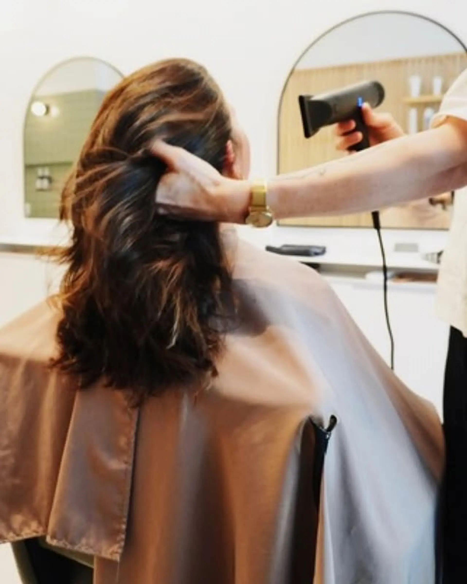 A trendy medium-length bob with a bronde balayage effect, perfect for adding dimension and movement to wavy hair. 1