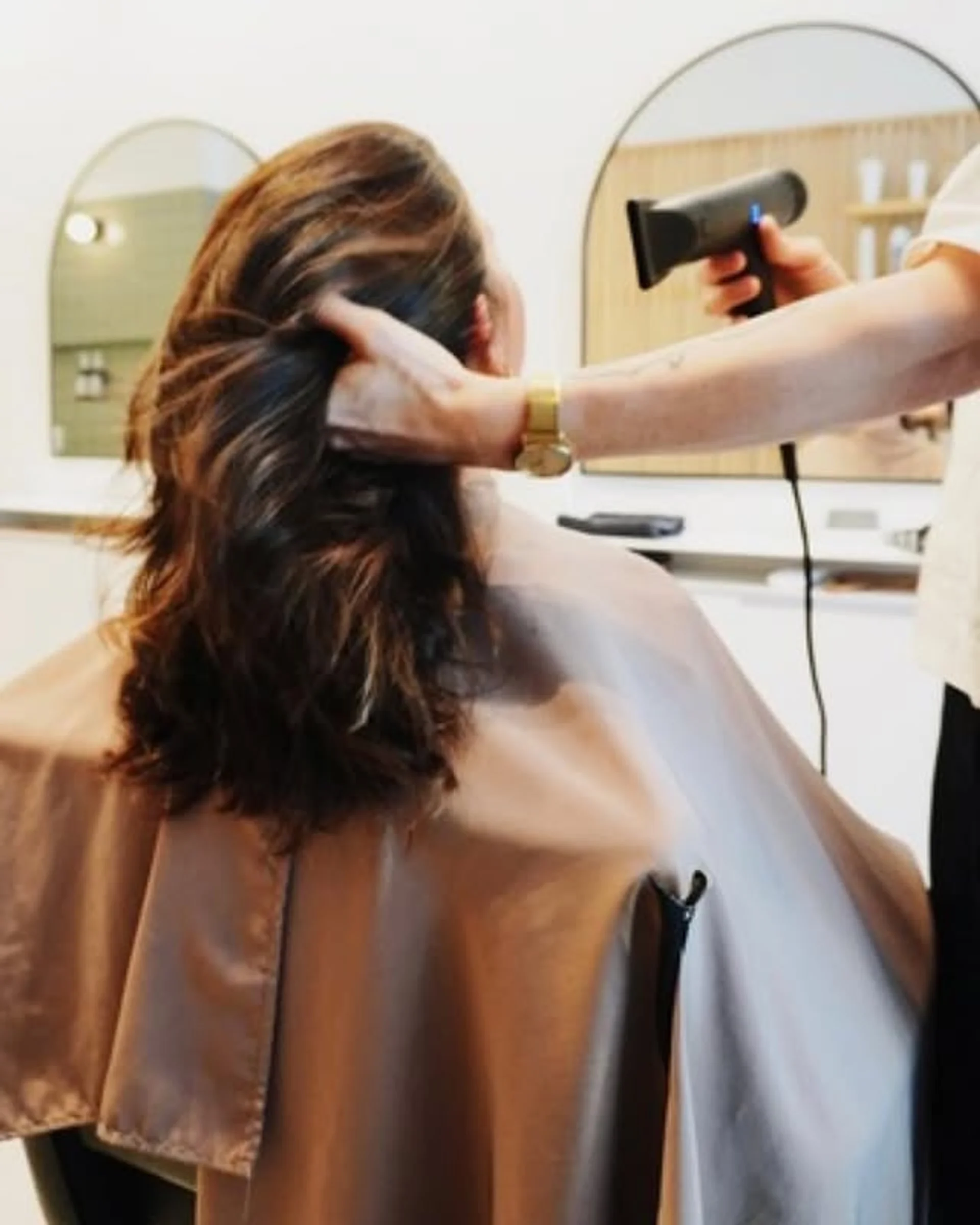 Very long, wavy hair with sun-kissed bronde balayage highlights - Preview 2