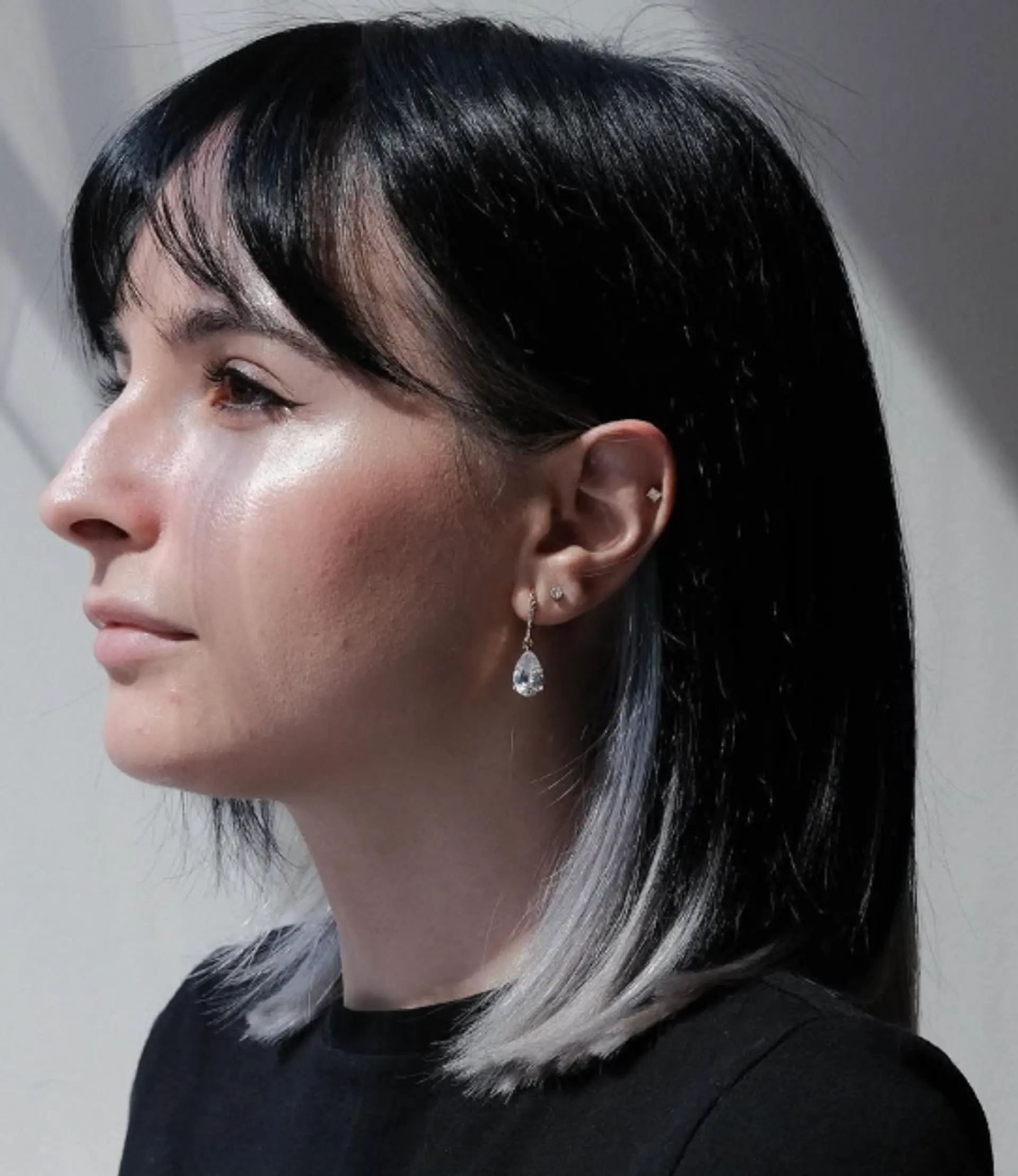 A stylish blunt bob with contrasting money piece highlights. 1