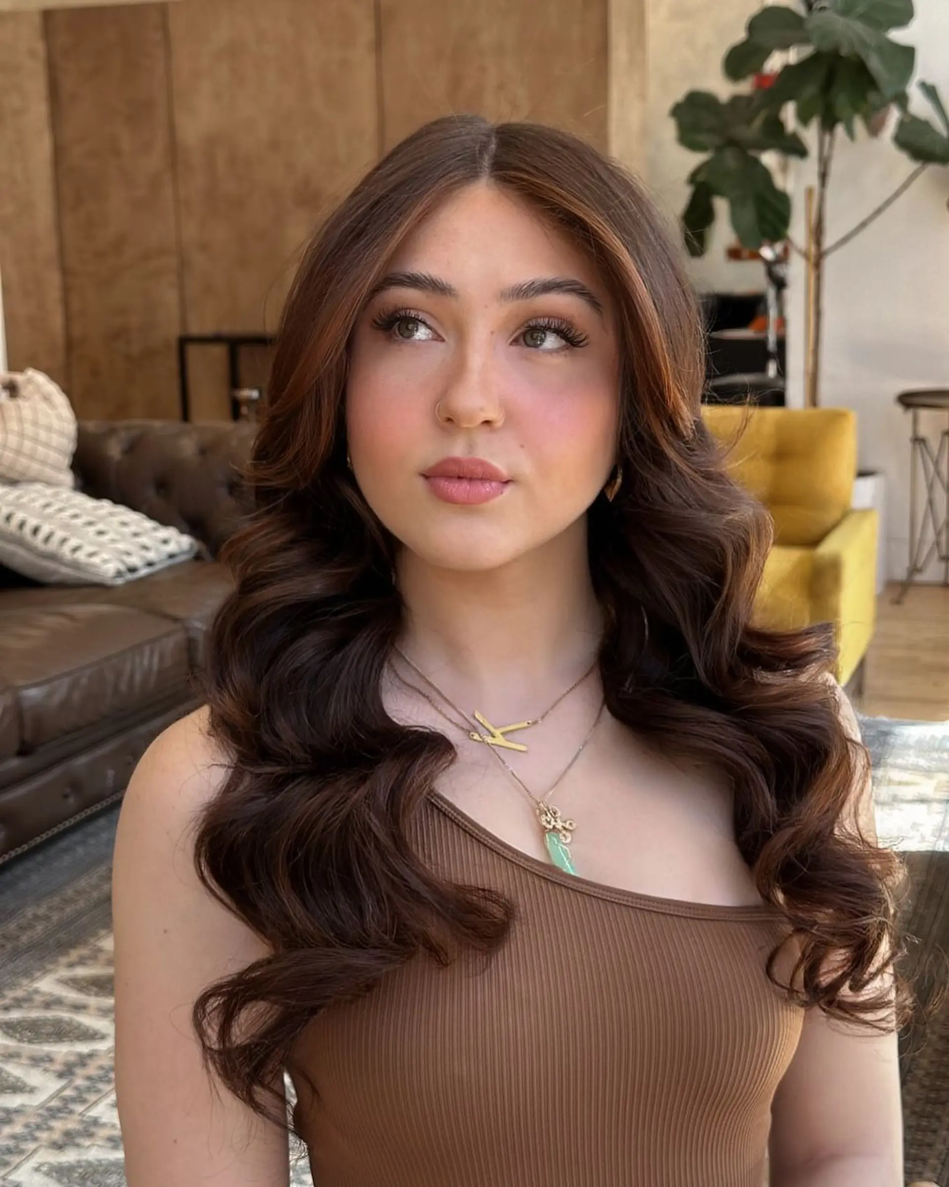 Long, wavy brown locks with a middle part, featuring loose and voluminous waves that provide a natural and lustrous shine.
@alexisfosterartistry of KINHOUSE.
 1