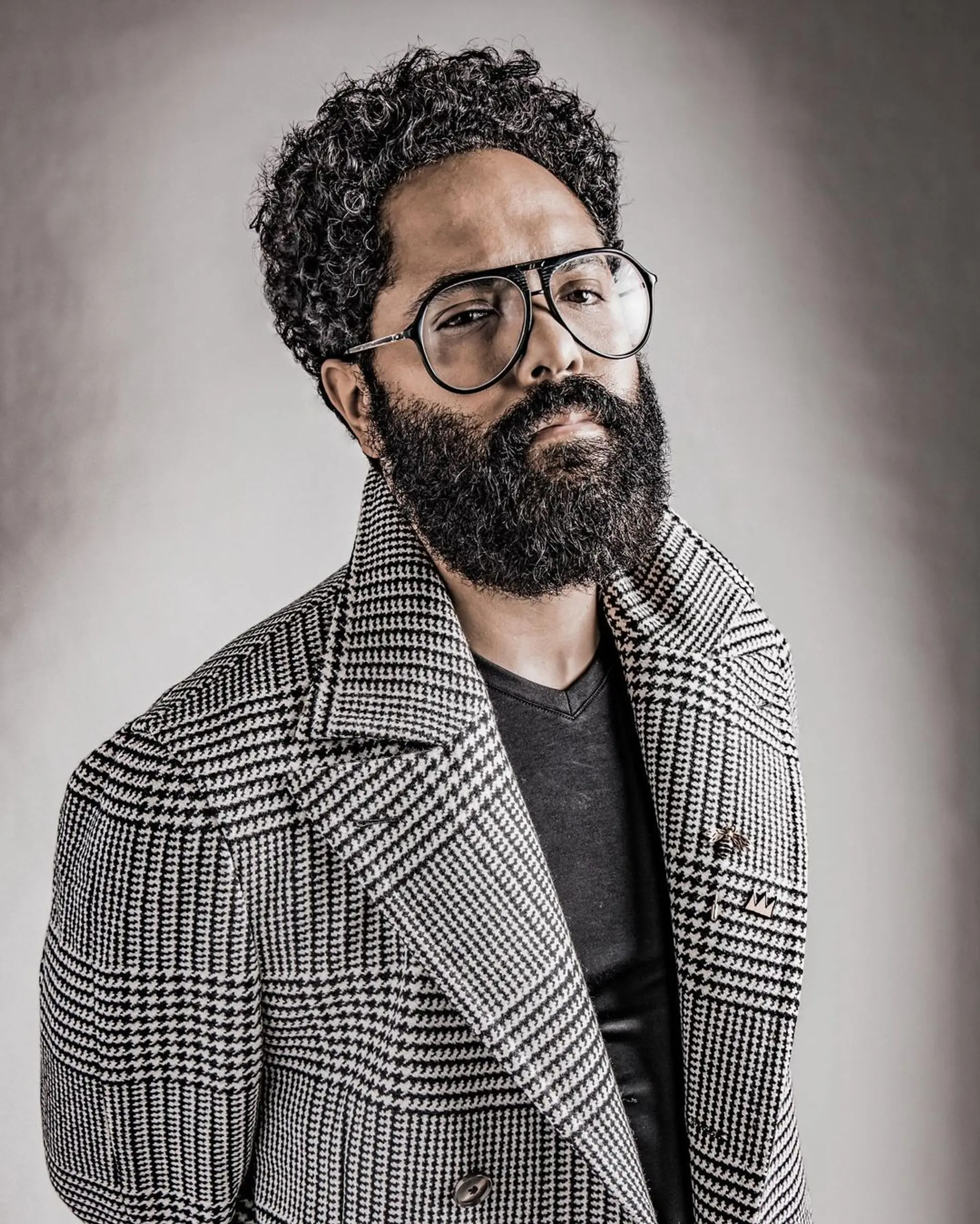 Medium length, full-volume natural curls with defined ringlets that portray a classic retro look and luxurious texture. 1