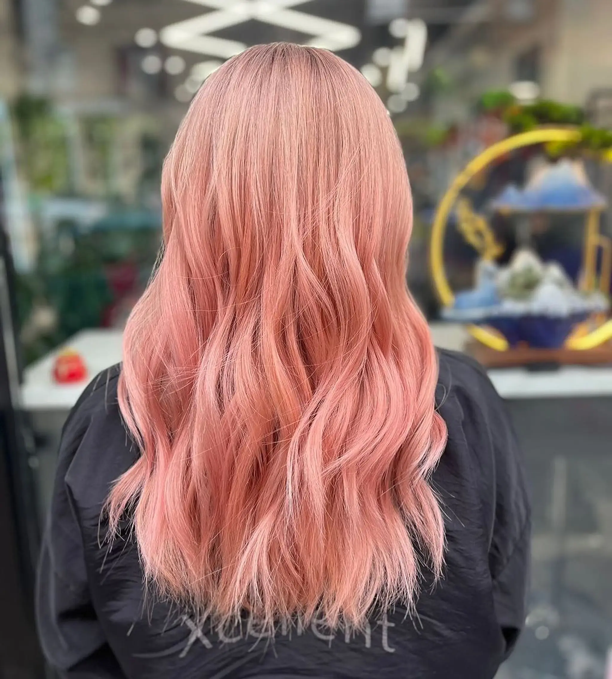 Long, wavy hair in peach and pink colors with a silky finish and loose waves.
Stylist - @xcellent_jason