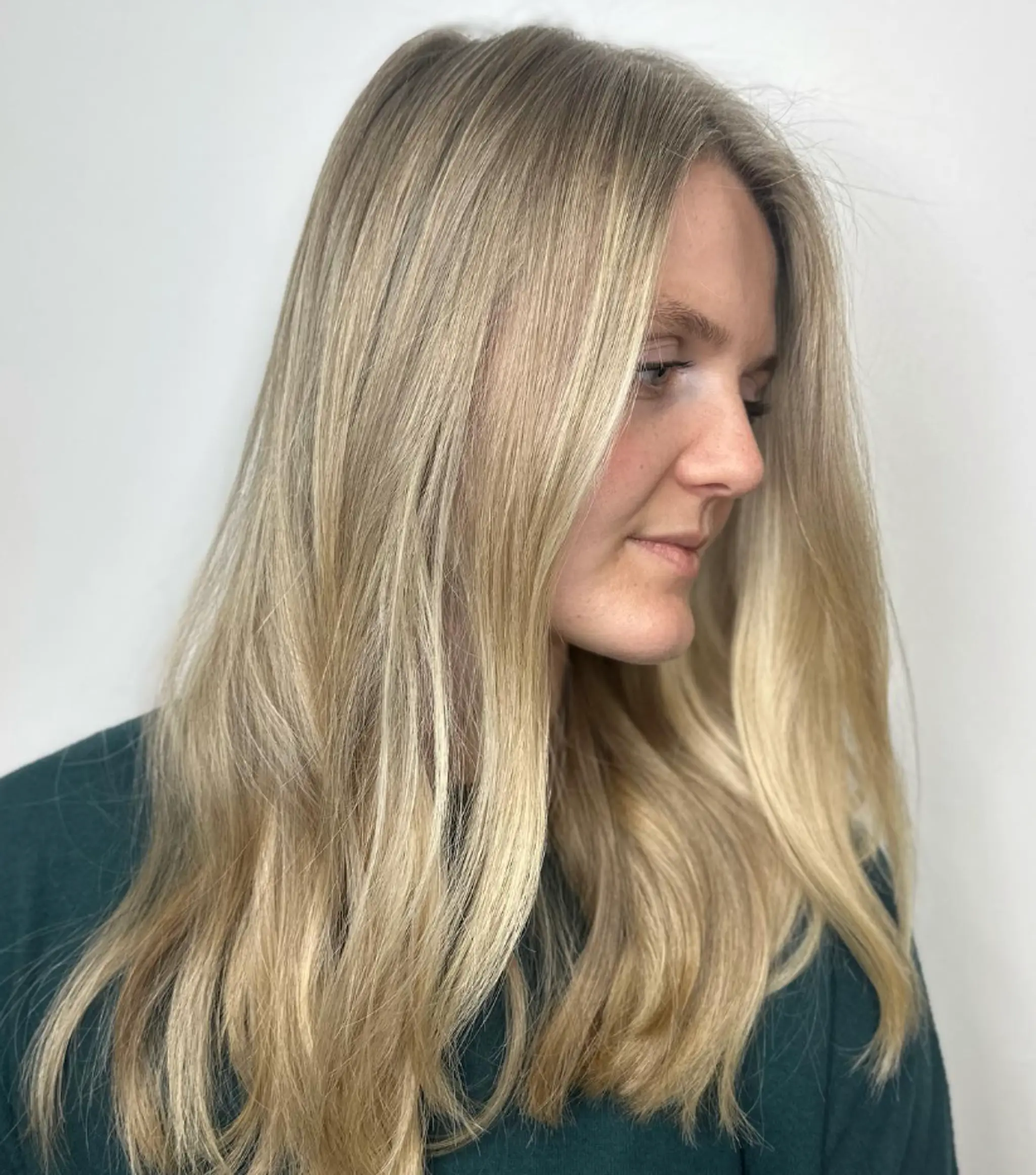 This long and wavy hairstyle features beautifully blended golden blonde hues with a side part and soft layers, creating a natural and sun-kissed appearance.

Color by @simabeautynyc 2