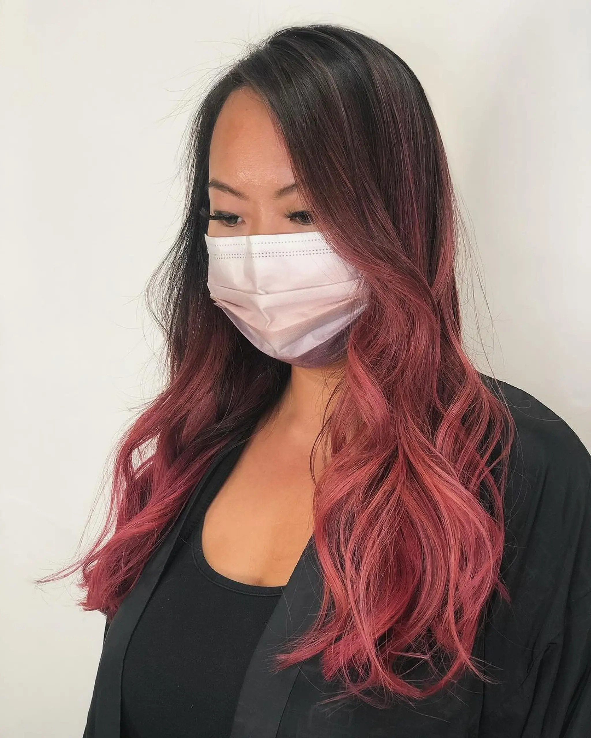 A medium-length, wavy hairstyle with a dark brown to pink ombre effect, featuring soft waves and face-framing layers.
Stylist - @xcellent_jason