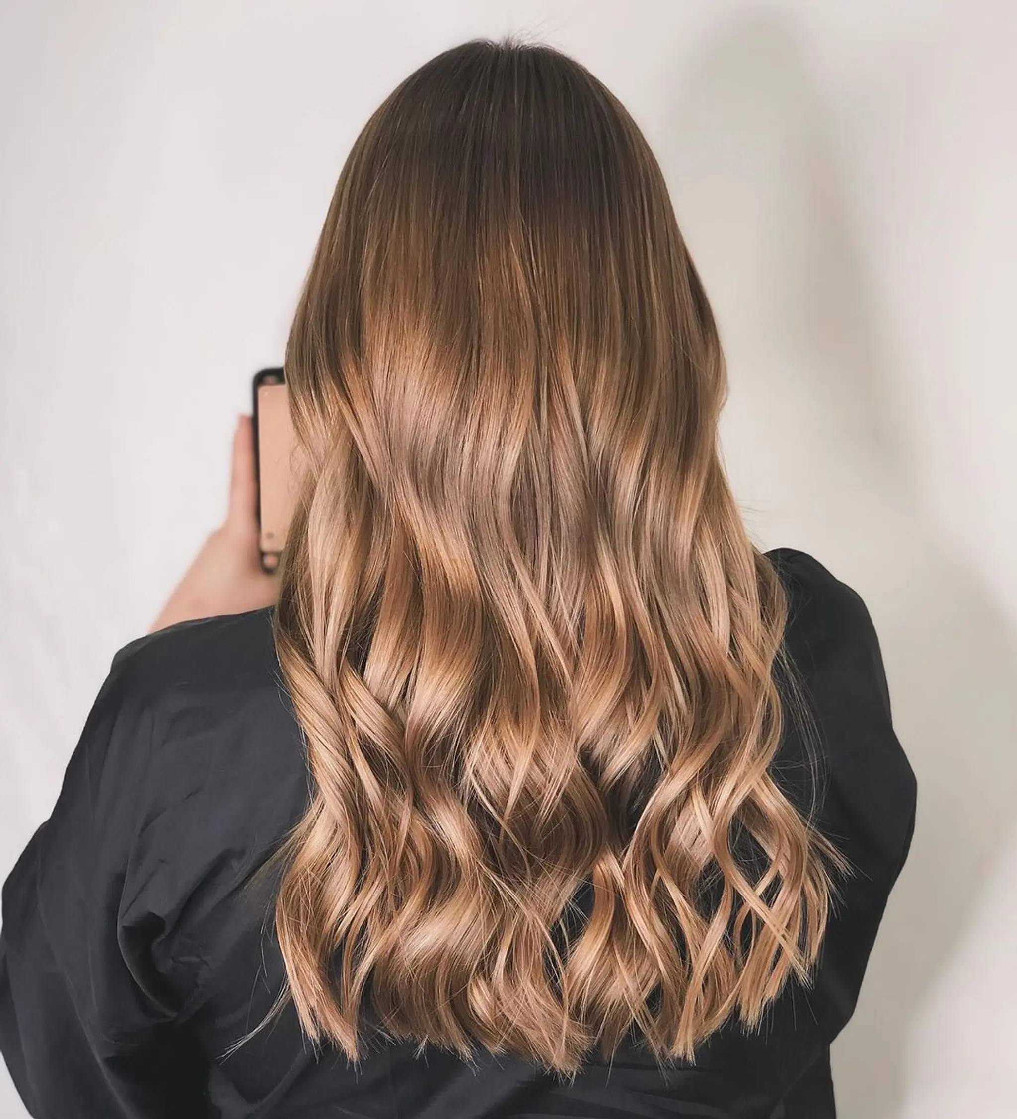 Long, wavy hair with golden blonde and honey brown balayage, featuring loose beach waves and a lustrous shine.
Stylist - @xcellent_jason