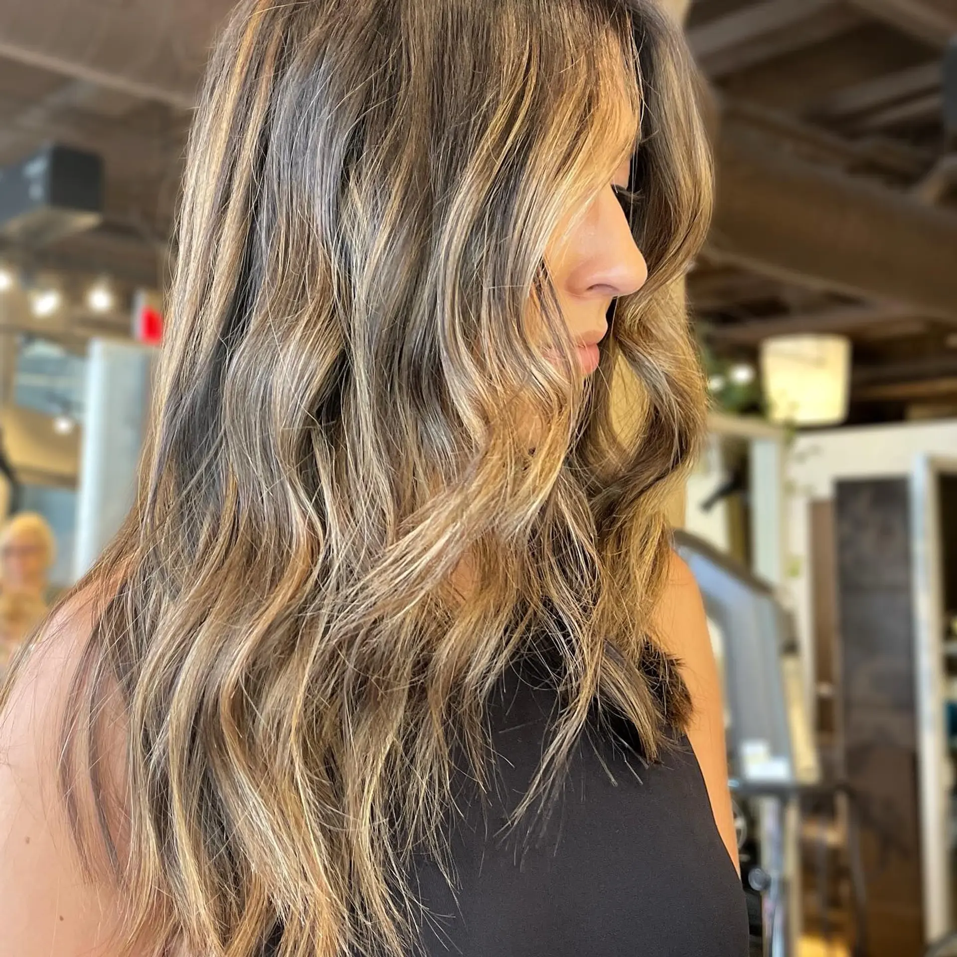 A long, wavy hairstyle with a bronzed balayage. 1