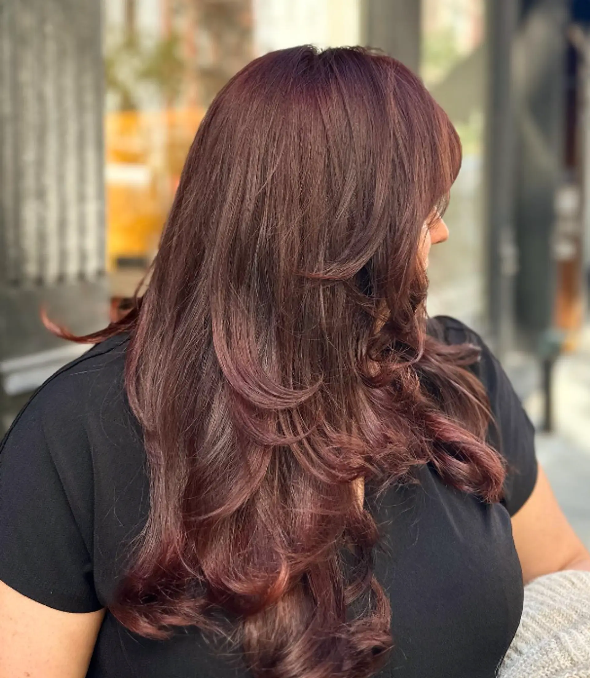 Long, wavy hair with a rich auburn and chestnut color, featuring soft layers and fringe bangs. The hairstyle has natural shine and volume with subtle waves.

Color by @simabeautynyc
Cut and style by @juliamannino_hair
 2