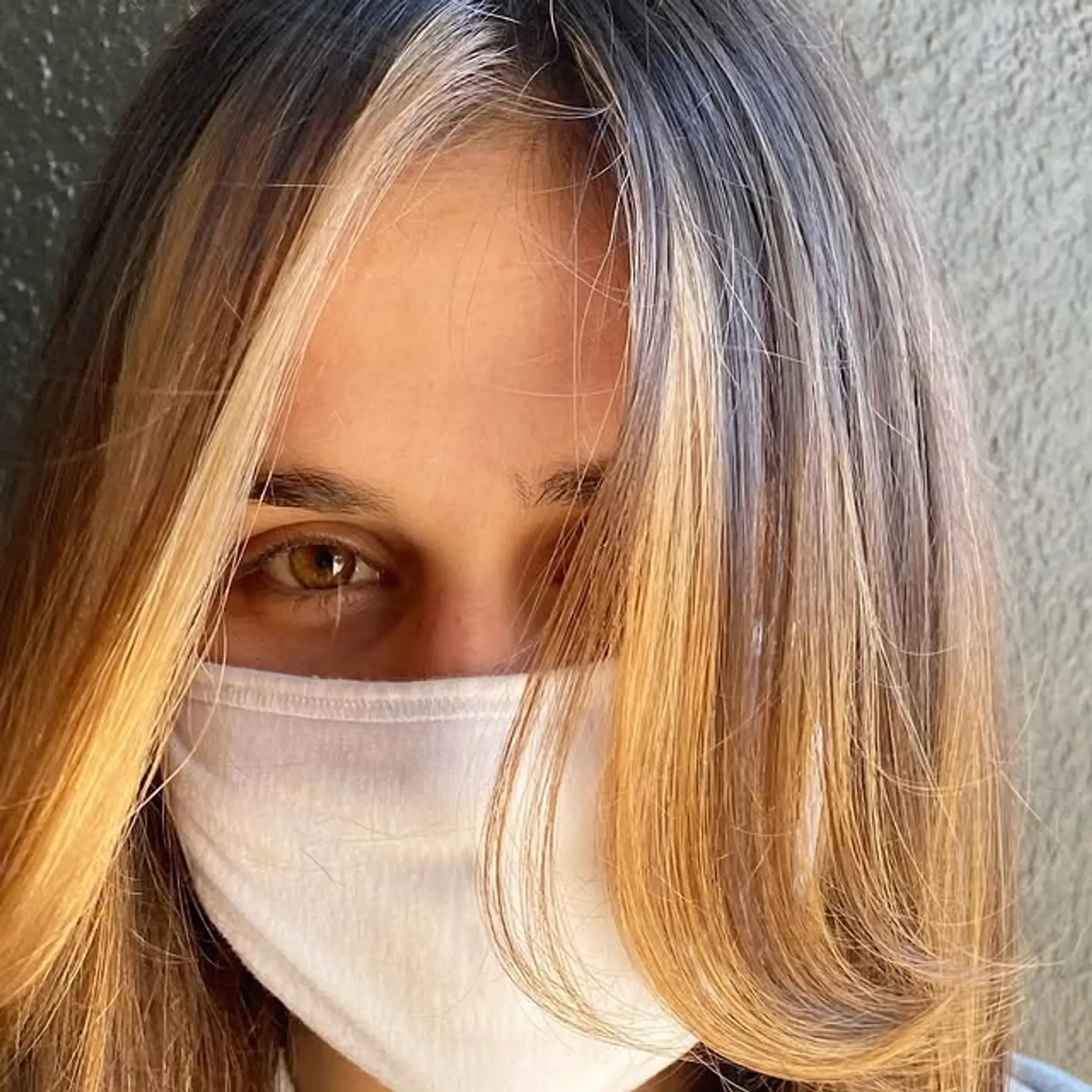A stylish balayage with face-framing blonde highlights. 1