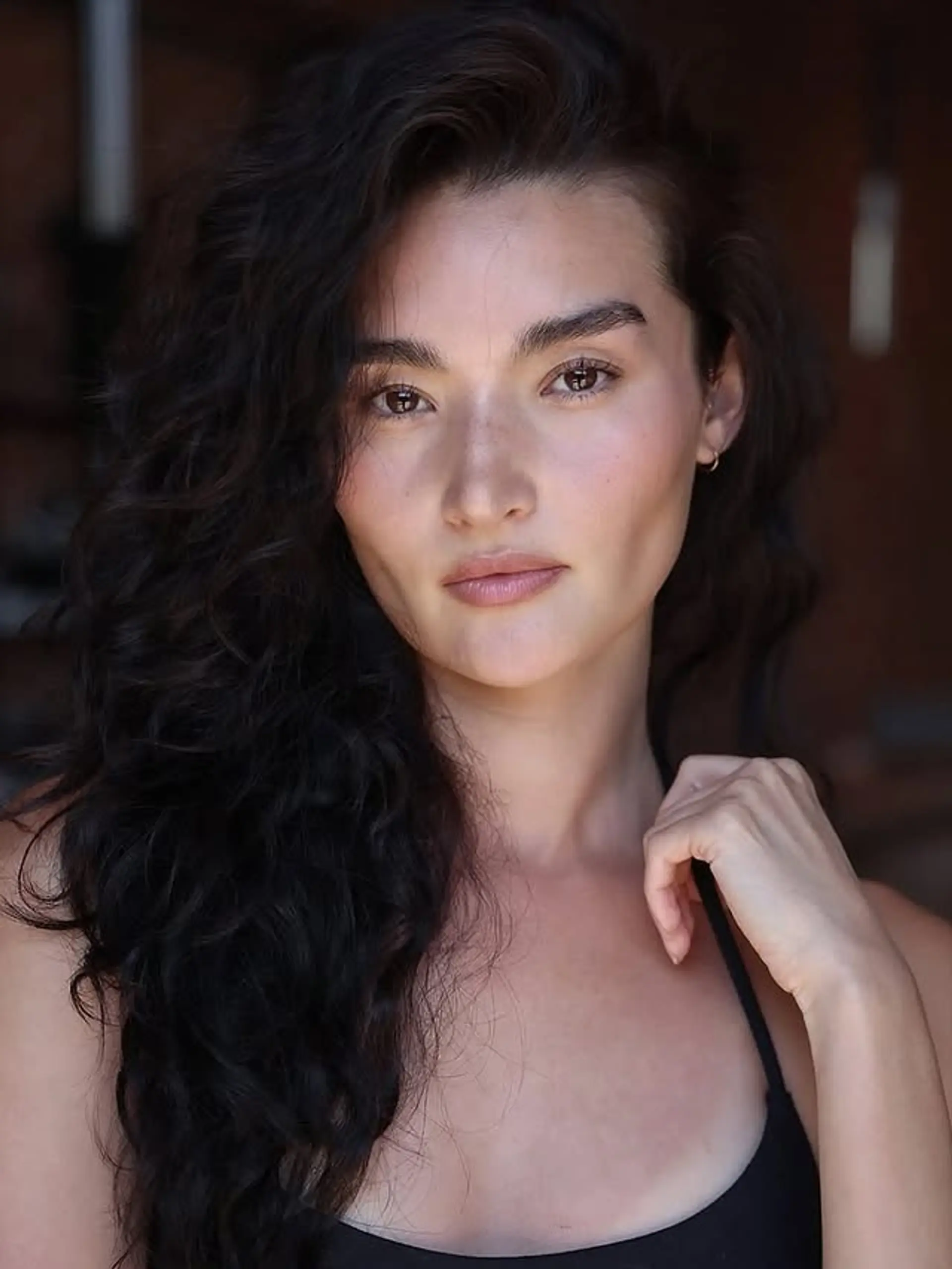 Long, voluminous waves that cascade down the shoulders. This hairstyle embodies a classic and romantic charm with its soft, flowing waves. 1