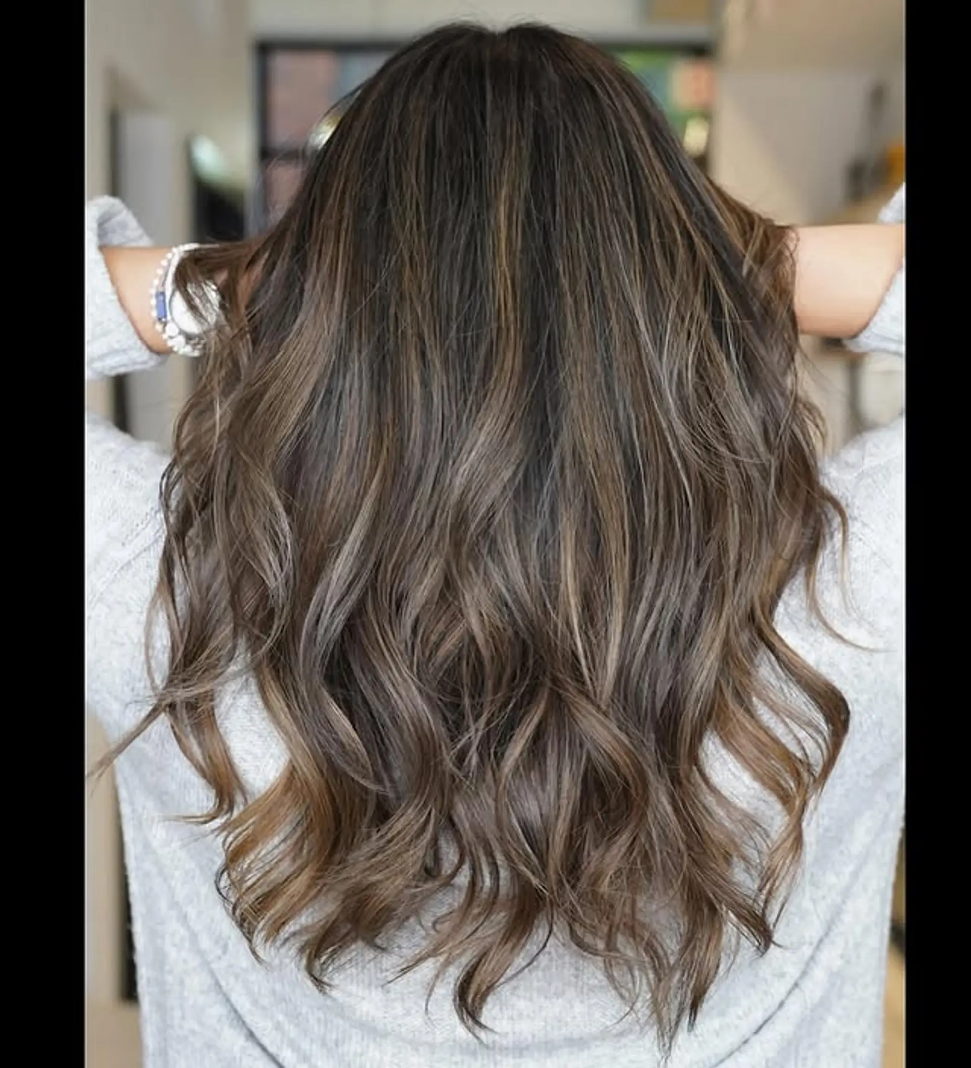 Long, wavy hair with a bronde balayage. 1
