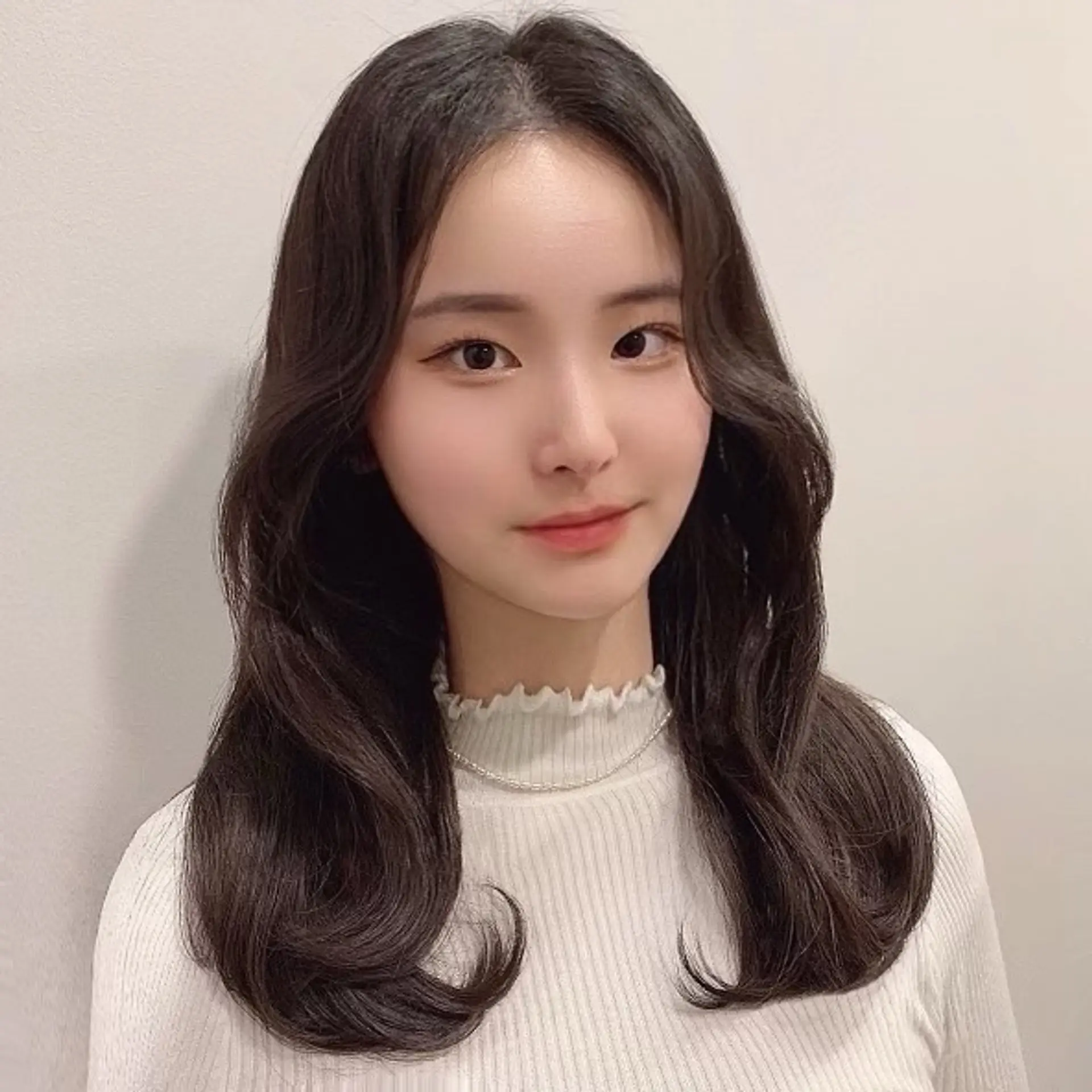 Long hair with soft, romantic waves. 1