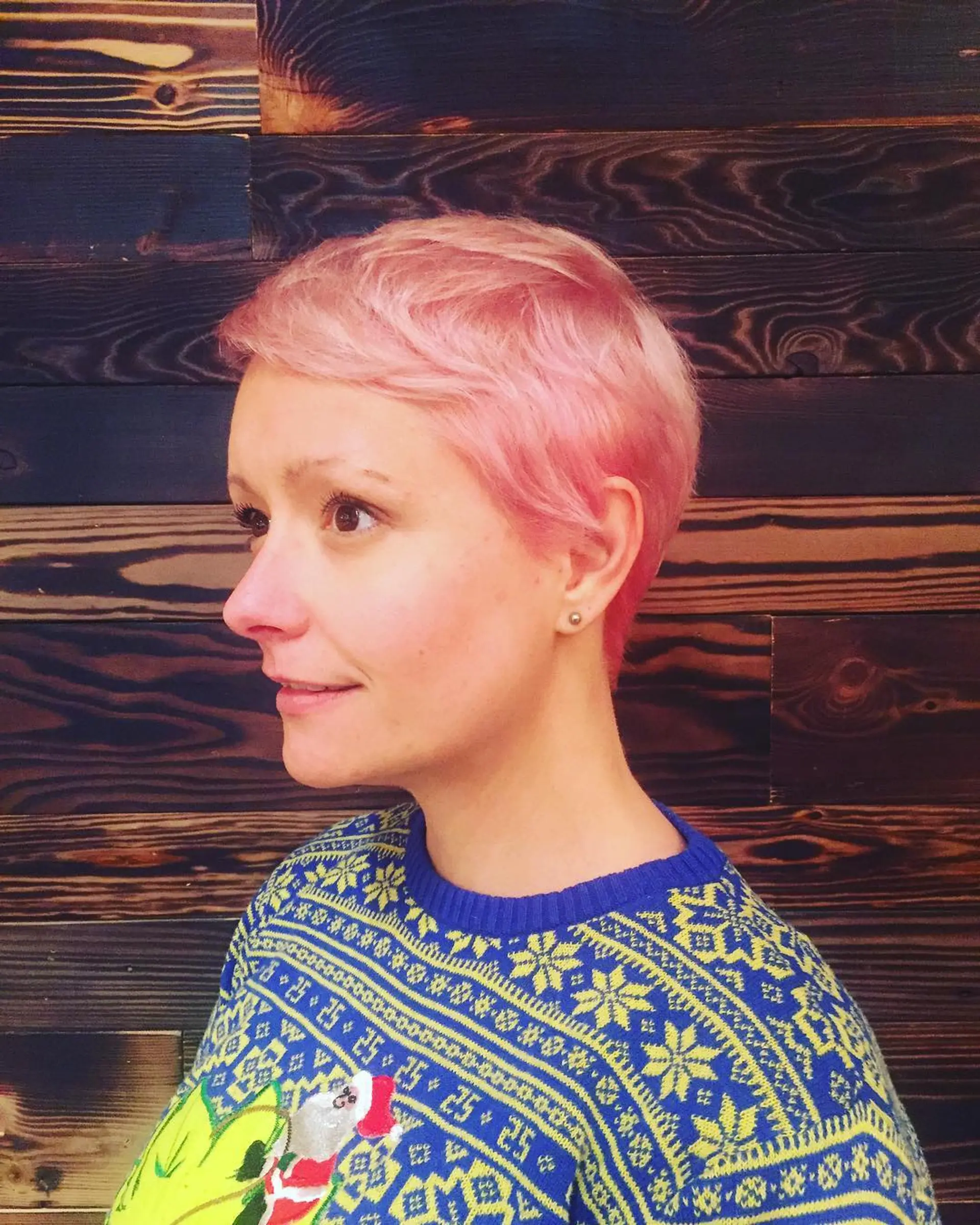 A short, textured pixie cut. 1