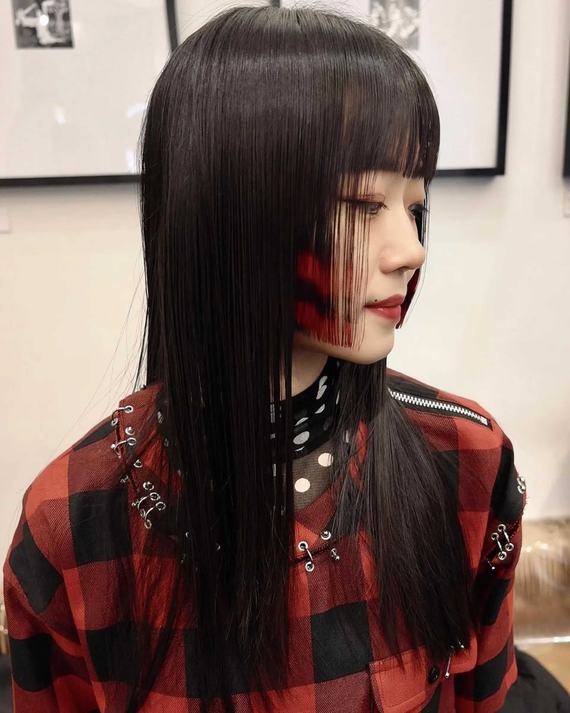 Sleek and straight medium-length hairstyle with a blunt fringe and raccoon highlights to contour the face. 🎴haircut and color by @hiro.nonstop 🎴 2