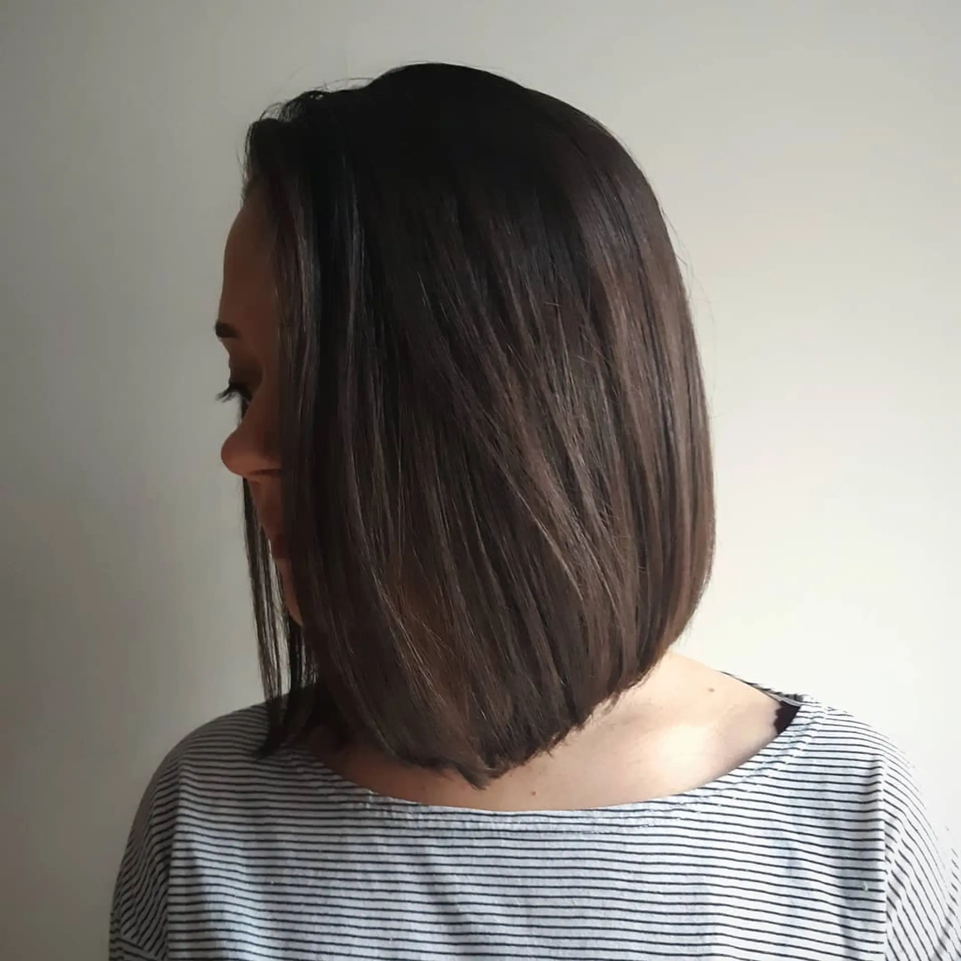 A sleek, blunt bob that is easy to style and maintain. 2