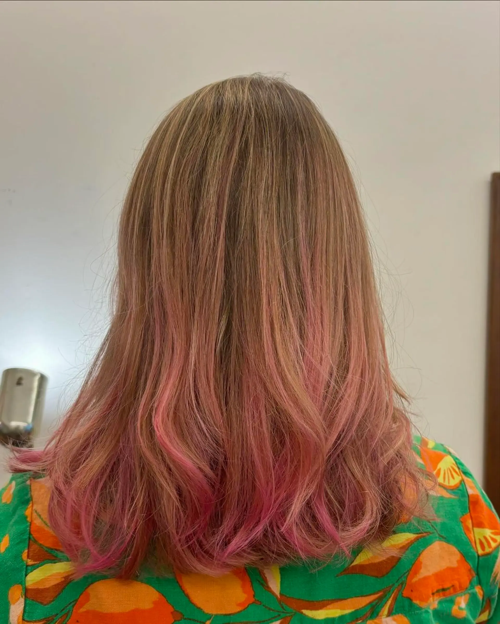 A medium-length wavy hairstyle with a blonde base and vivid pink highlights. Features face-framing layers and a side part. Cotton pink balayage 🎀 2