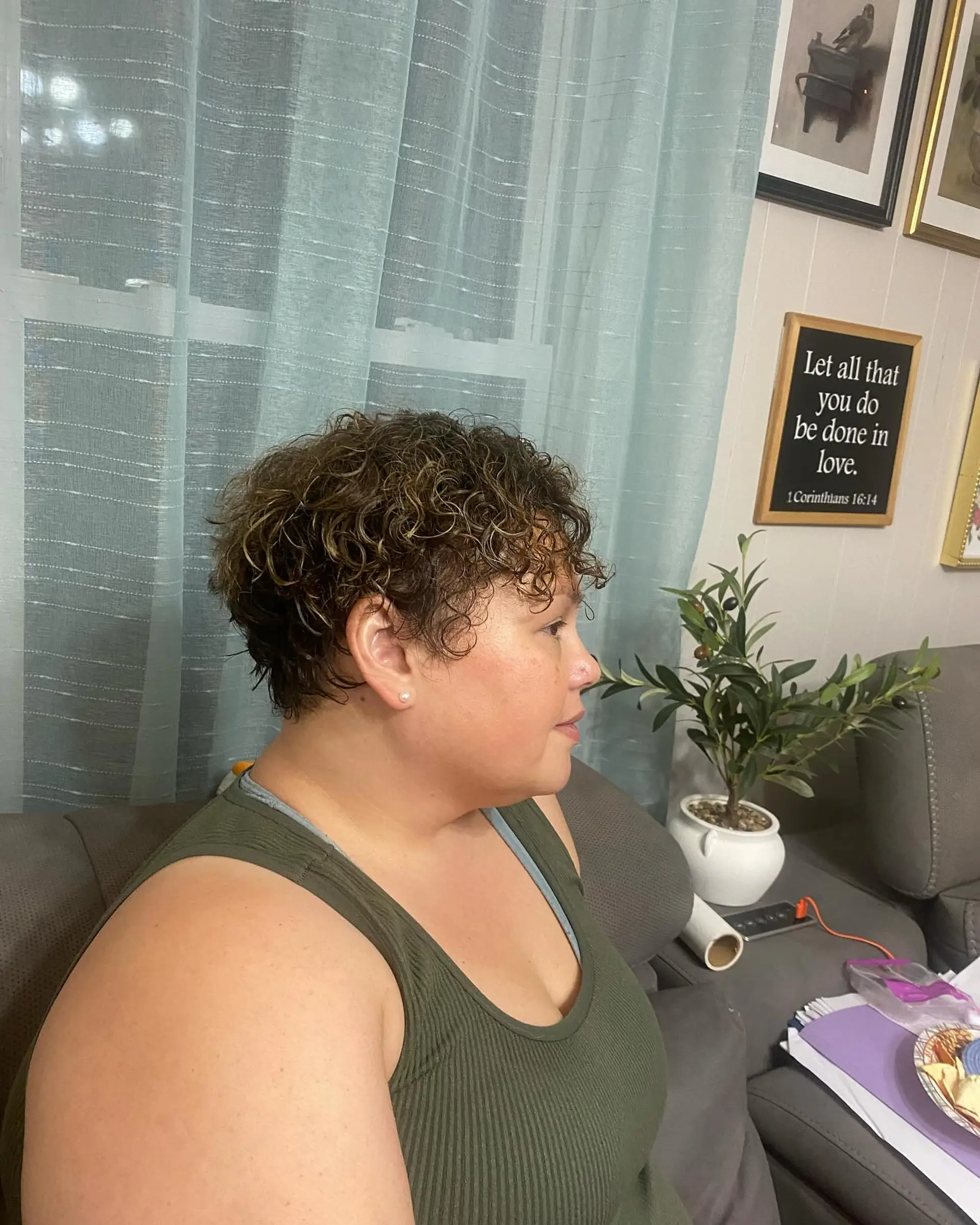 A short, curly textured pixie cut. 1