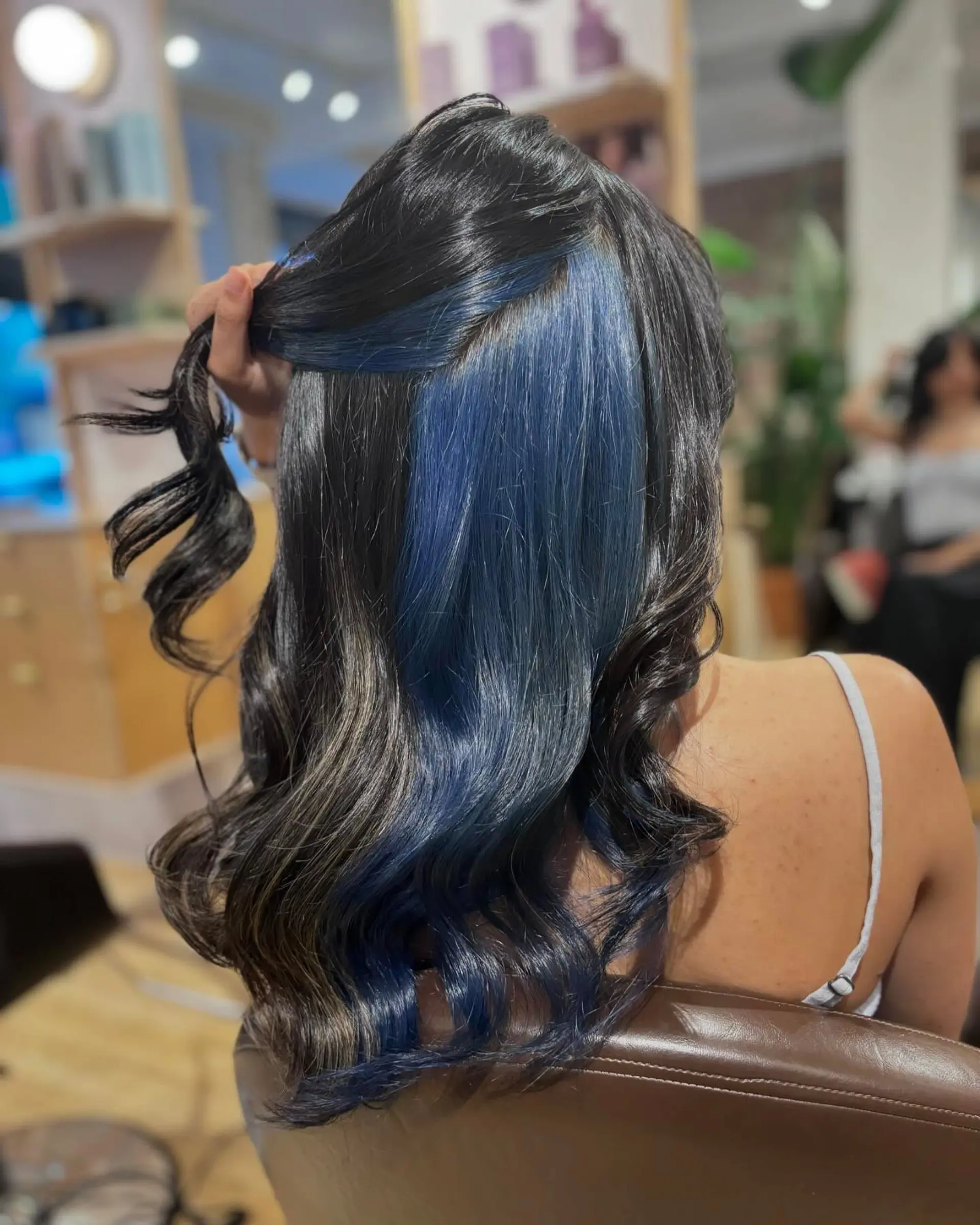 Glossy dark waves featuring a vibrant hidden denim-blue peekaboo underlayer. 1