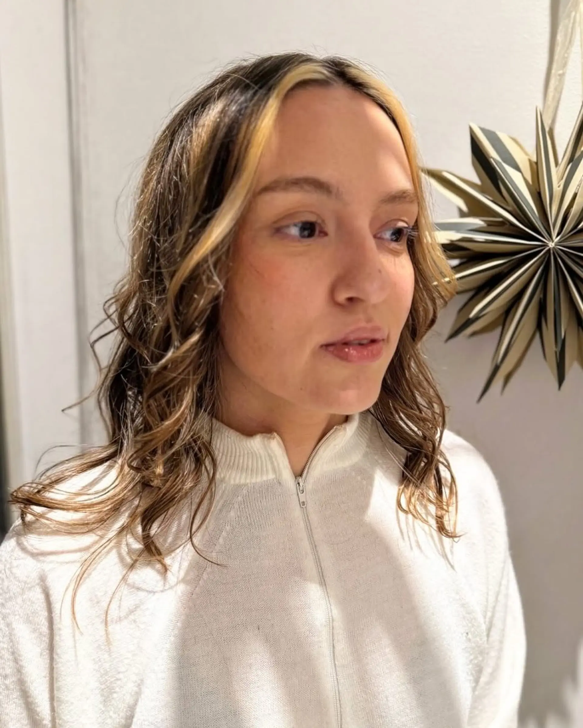 Wavy medium-length hair with face-framing highlights. 1