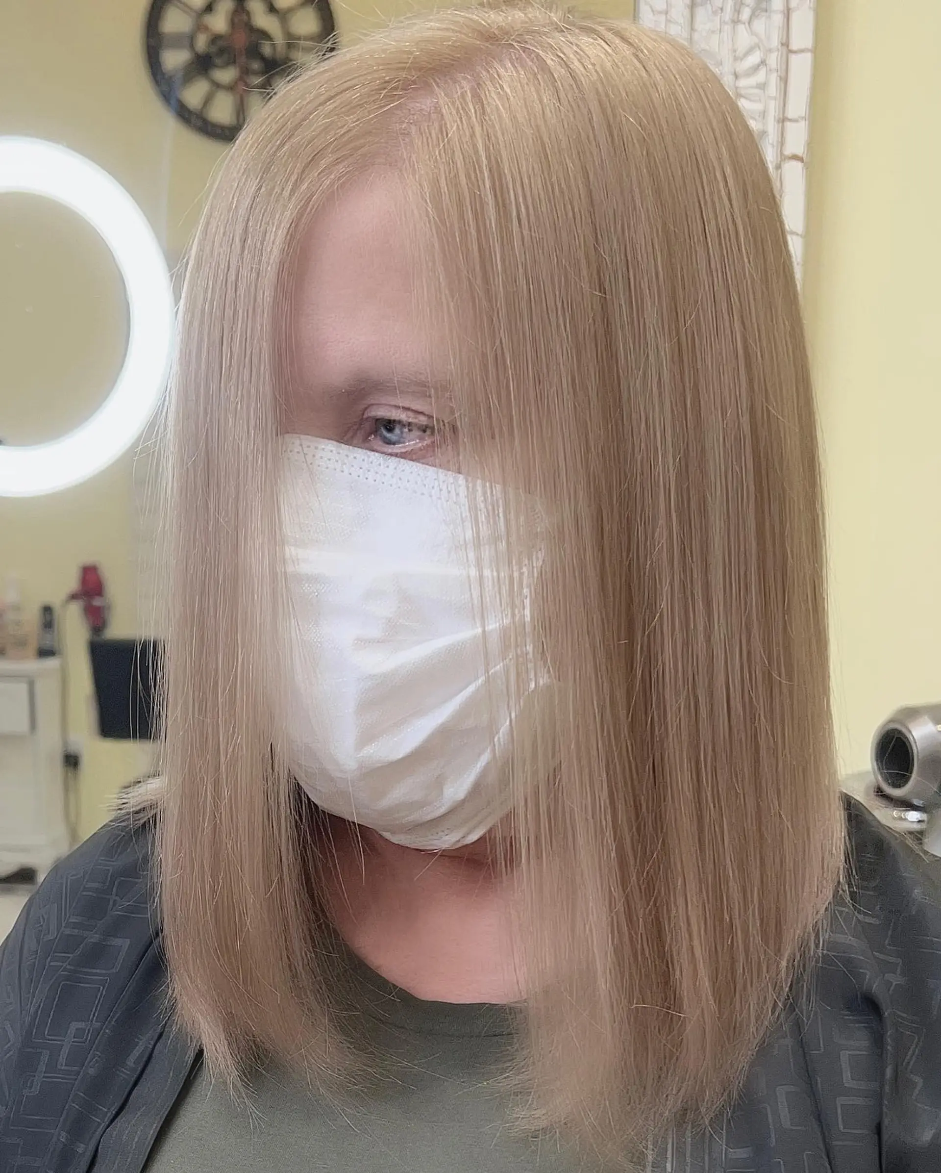 A simple and stylish medium-length hairstyle with a smooth, straight texture, and a fashionable cream blonde color. 2