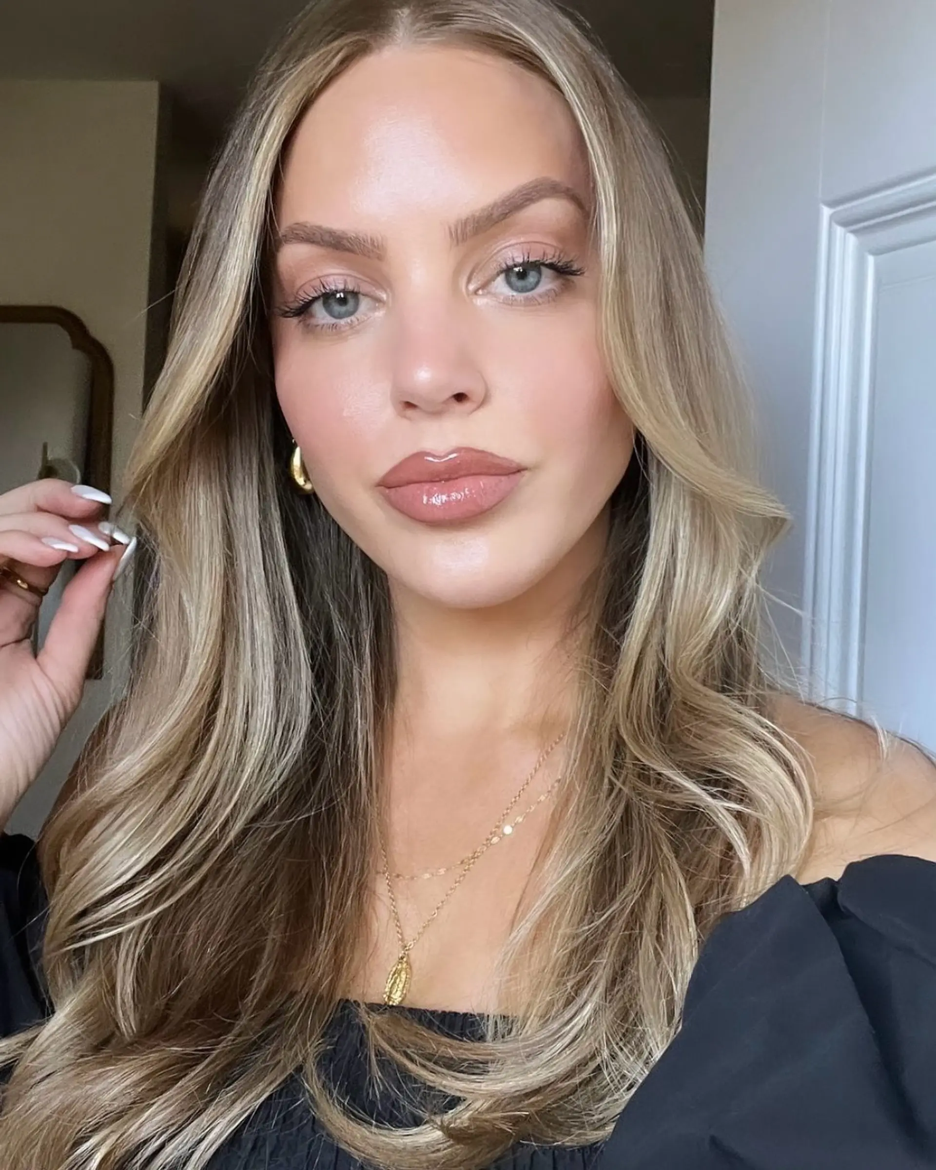 Long, wavy hairstyle with beachy waves and face-framing layers. 1