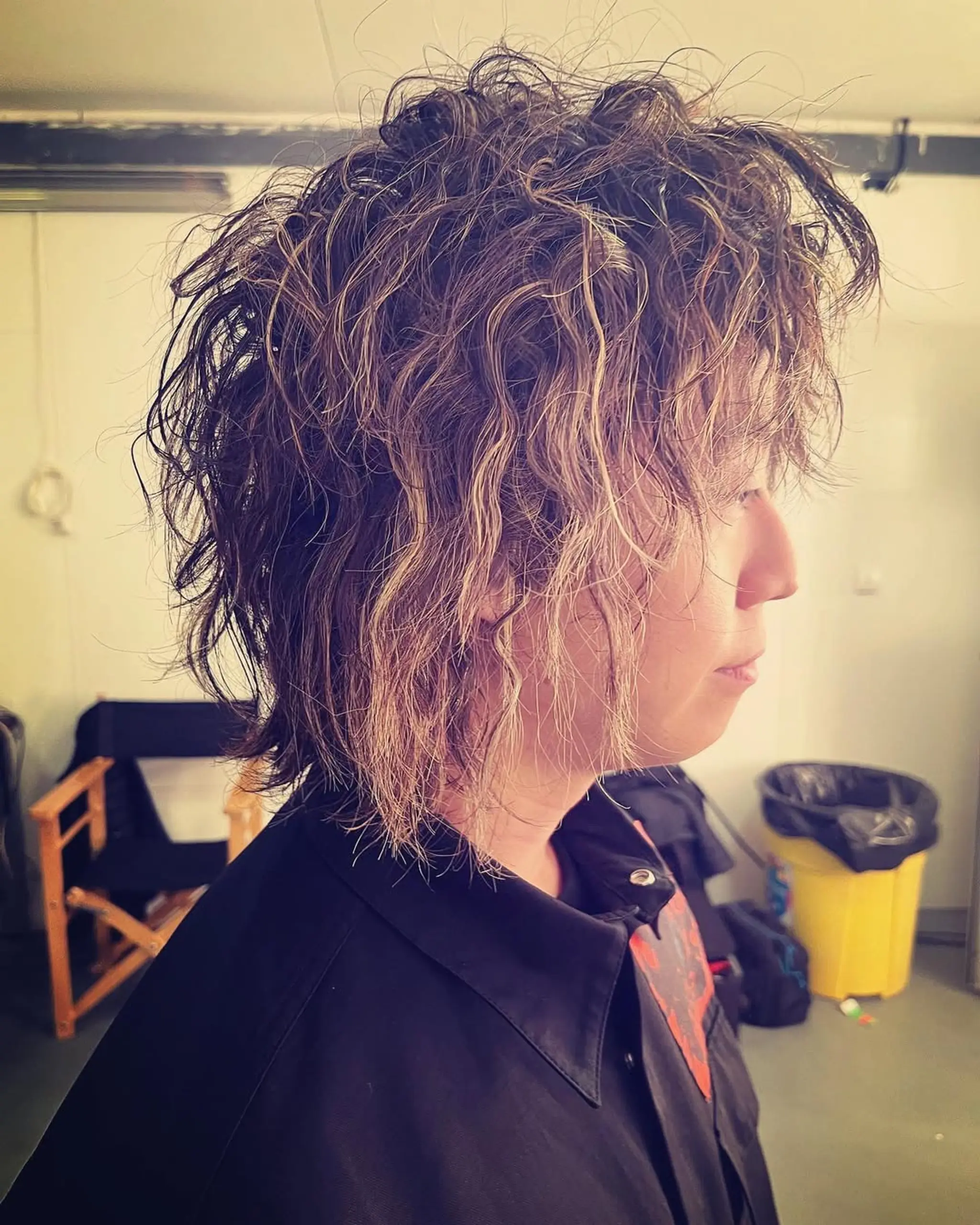 A medium-length wavy textured cut with voluminous crown, soft fringe, and messy waves, featuring blonde and ash brown hues.

Save Yourself ONE OK ROCK Tomoya’s hair. 1