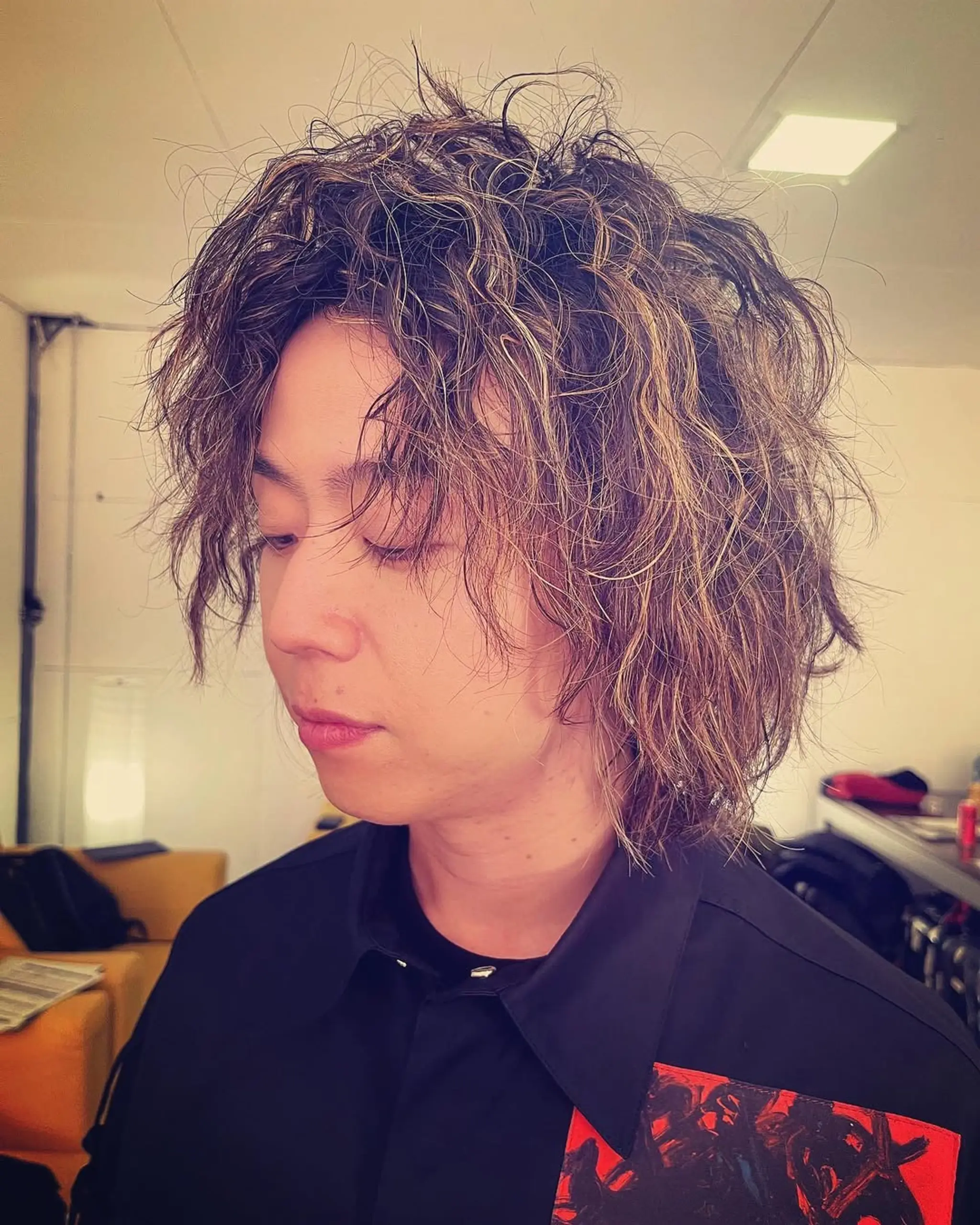 A medium-length wavy textured cut with voluminous crown, soft fringe, and messy waves, featuring blonde and ash brown hues.

Save Yourself ONE OK ROCK Tomoya’s hair. 2