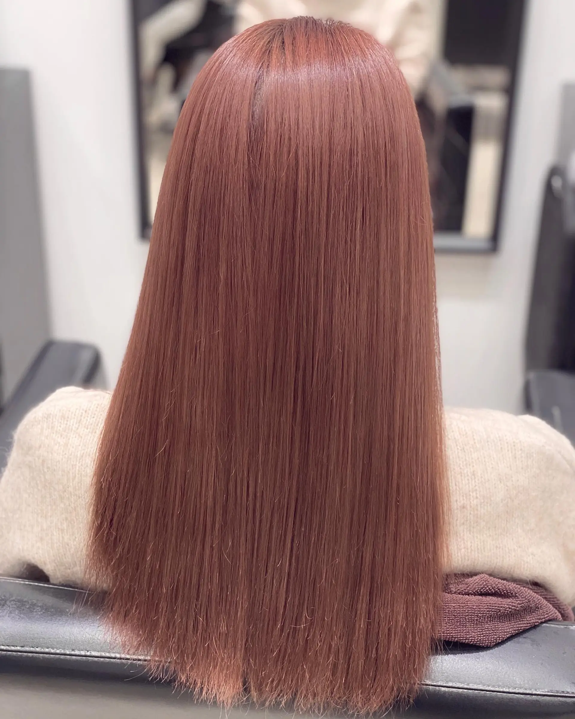 A rose gold balayage with loose waves for a trendy and romantic look. 4