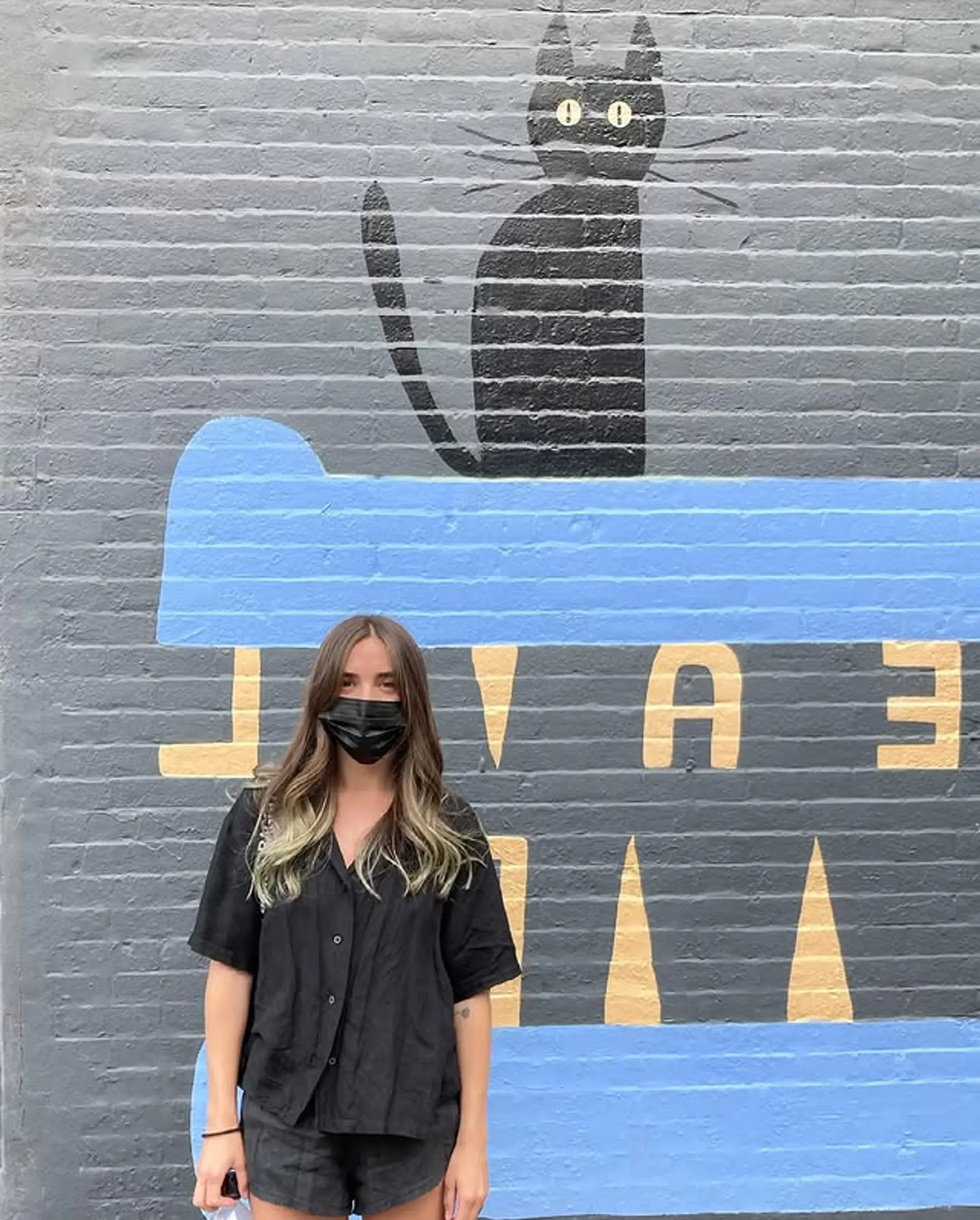 A trendy bronde sombre hairstyle with face-framing blonde money piece highlights and a subtle green tint at the tips. 1