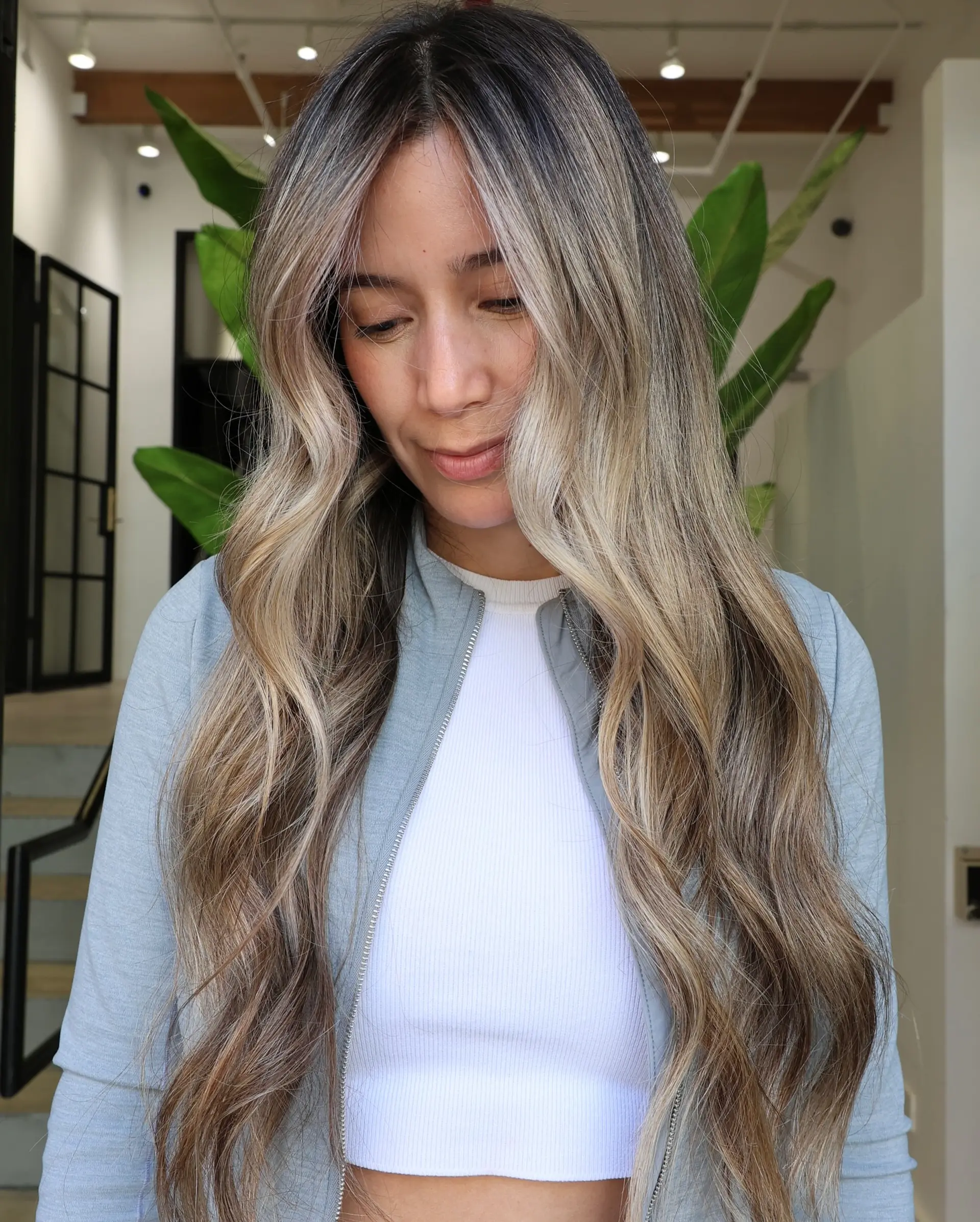 A stunning, very long bronde balayage with gorgeous beach waves. 2