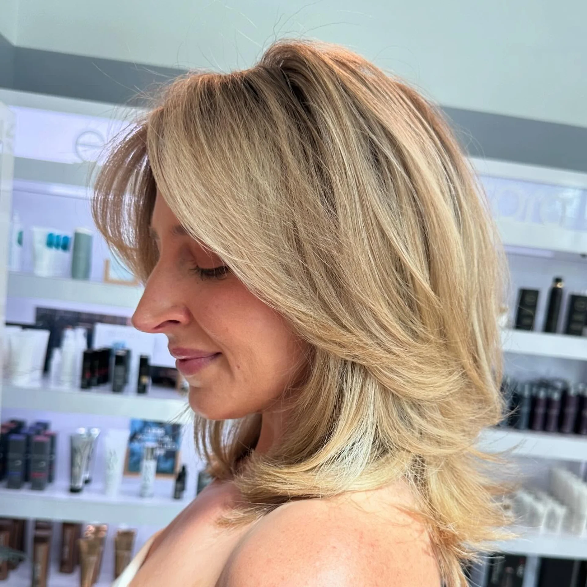 Wavy bob with defined volume perfect for fine hair - Preview 3