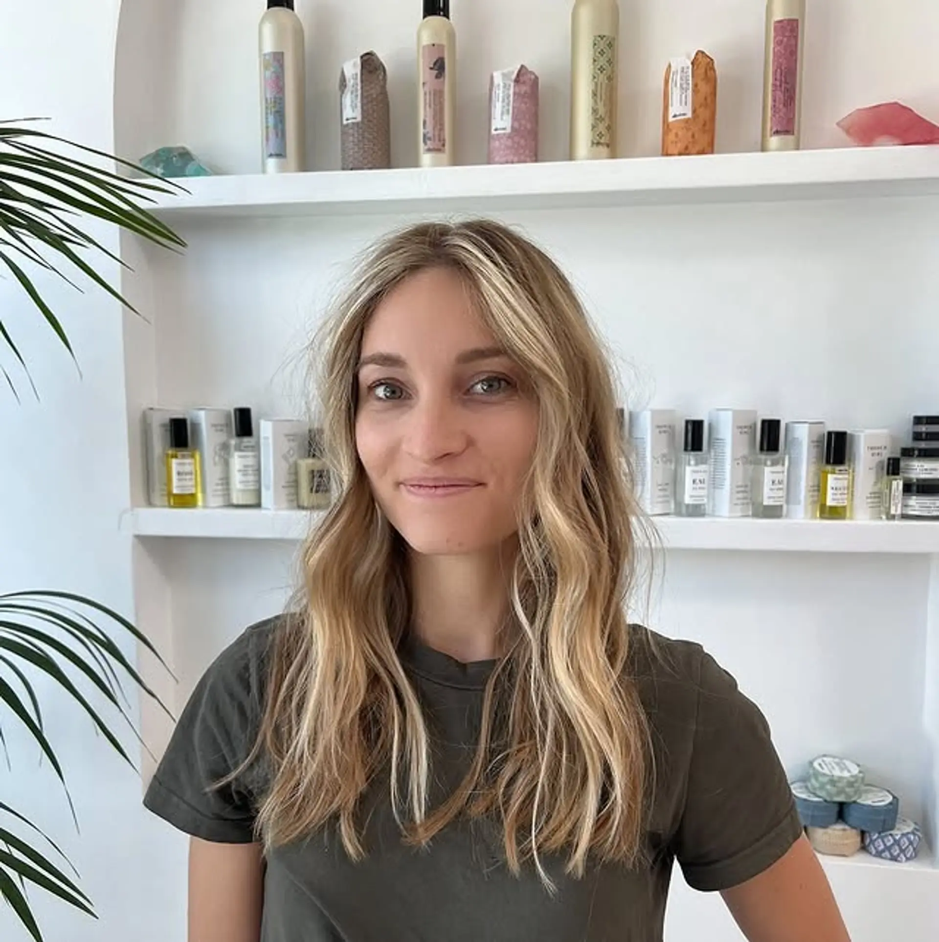 A medium-length hairstyle with loose, beachy waves and subtle blonde highlights. 1