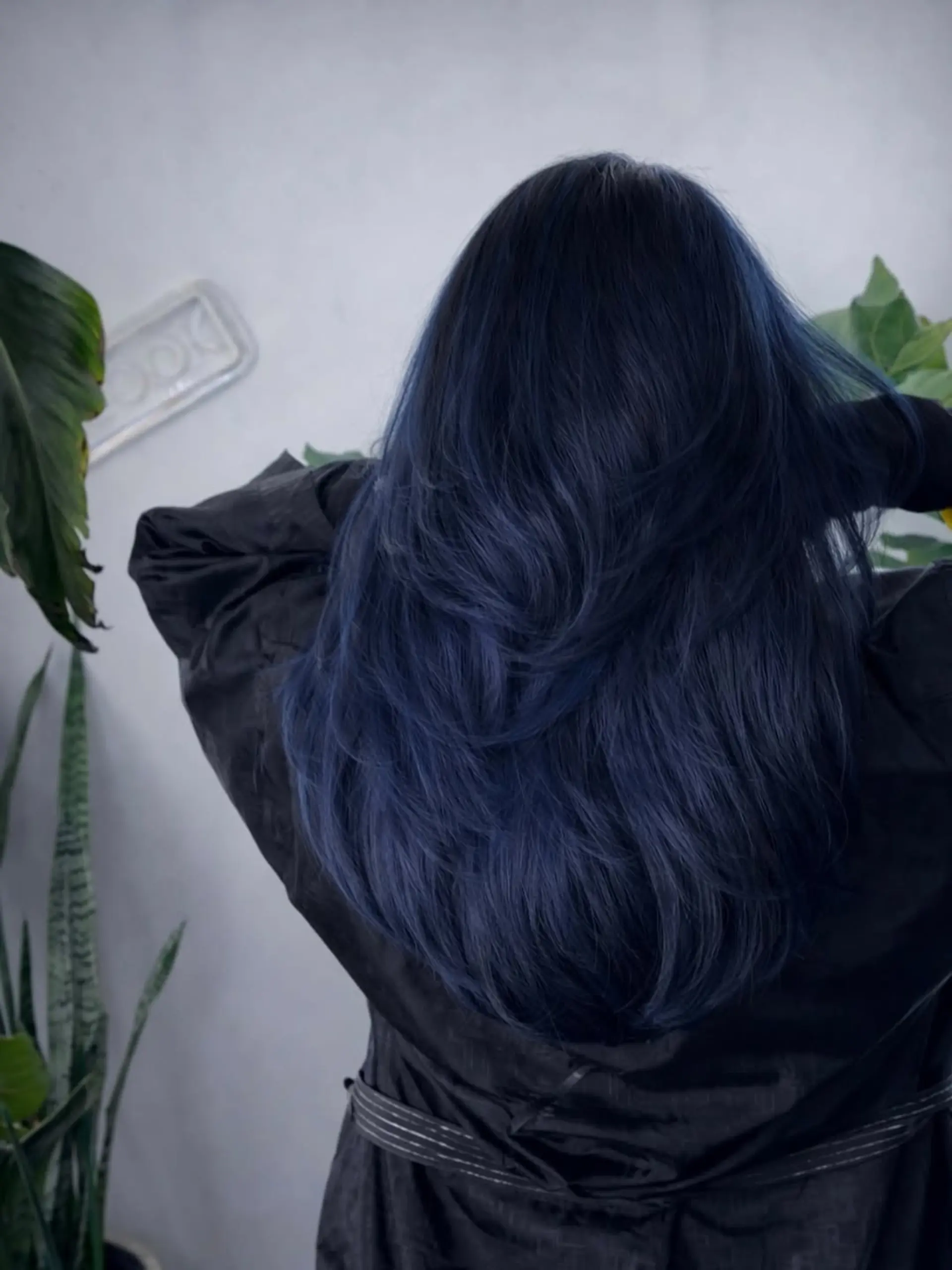 A long-length cut featuring heavy, face-framing and back layers that create movement, depth, and a voluminous V-shaped silhouette. 1