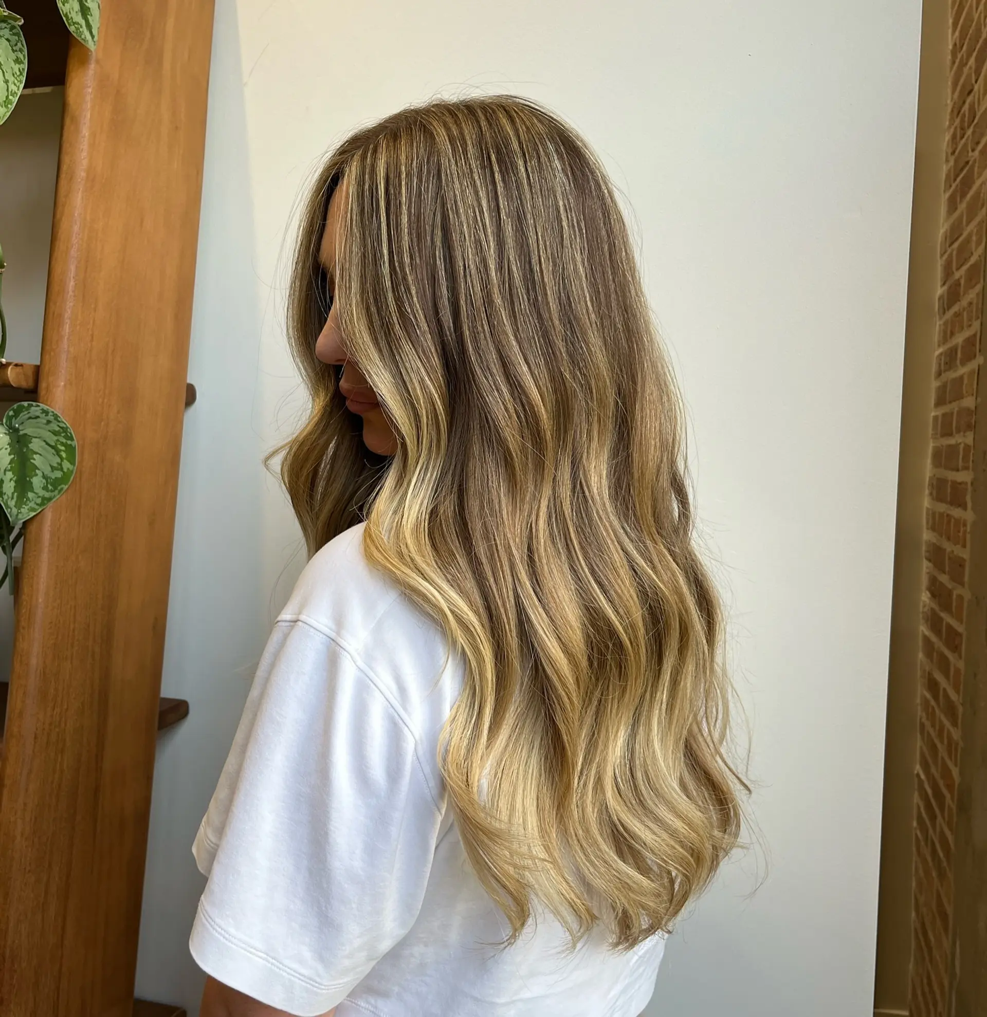 Long, wavy hair with a balayage and blonde highlights for a beachy, sun-kissed look. 1