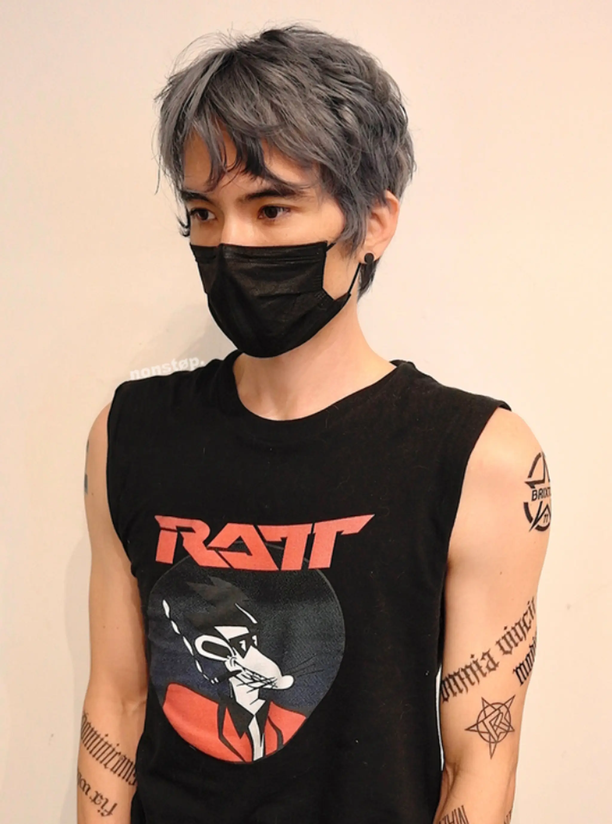 A short, wavy hairstyle with a textured, layered cut and a prominent fringe. The silver color adds a modern, edgy vibe with elegantly tapered sides and back.
(NonstopStyle: by Vincent)