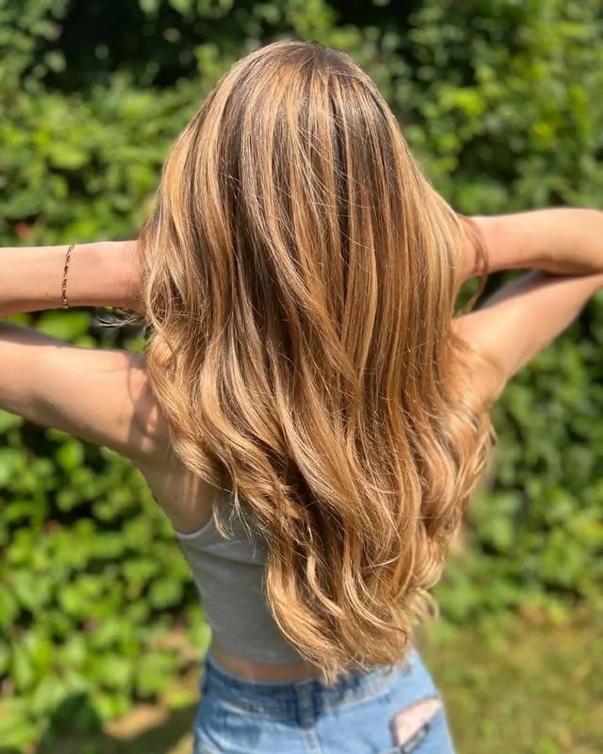 Long, wavy hair with a bronde balayage. 1
