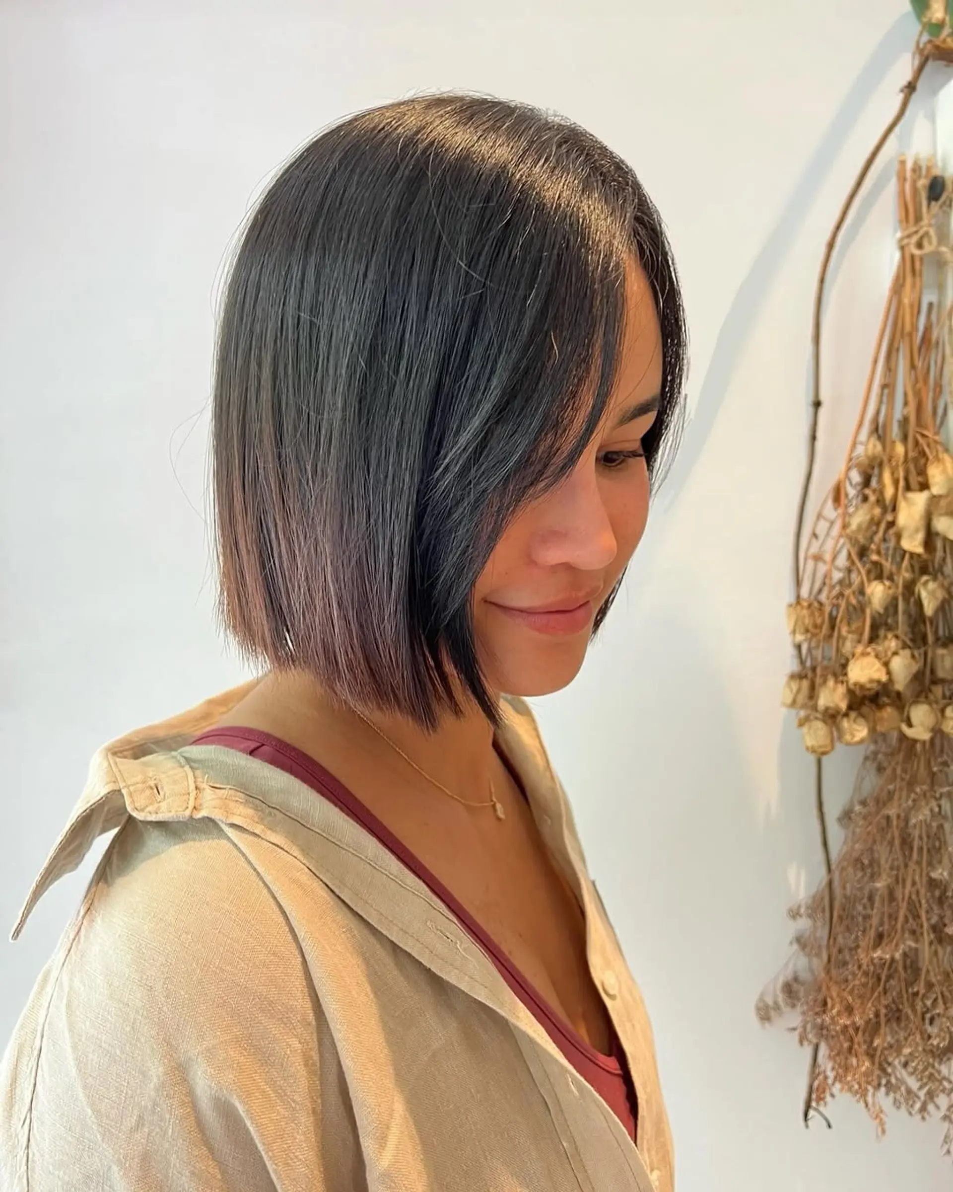 A sleek, straight, blunt cut bob that sits at chin length. 2