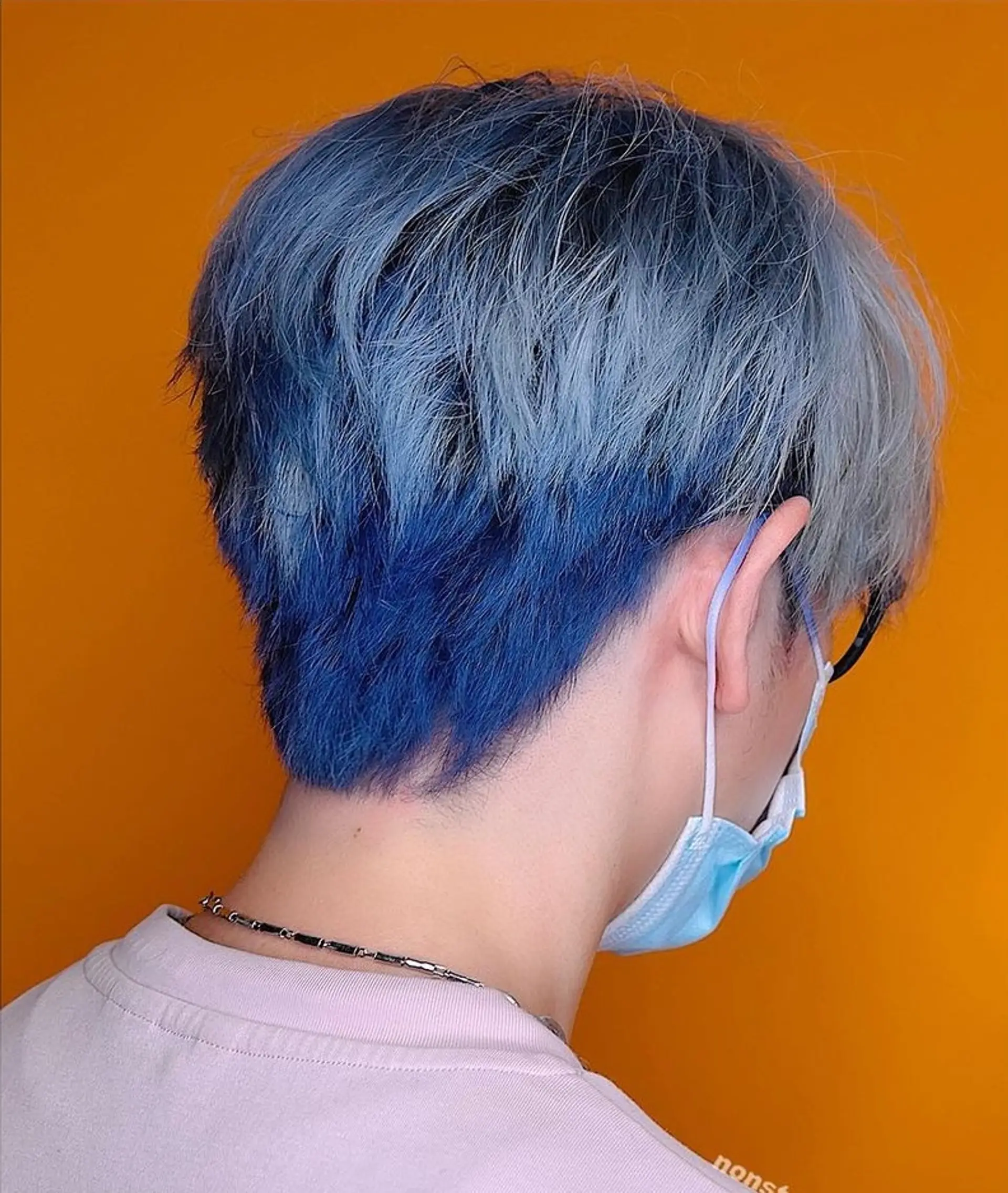 A short, layered haircut with an icy gray top transitioning to a deep blue nape. Features an undercut for a bold, modern look. 🦋 Gents color & Haircut by VINCENT 1