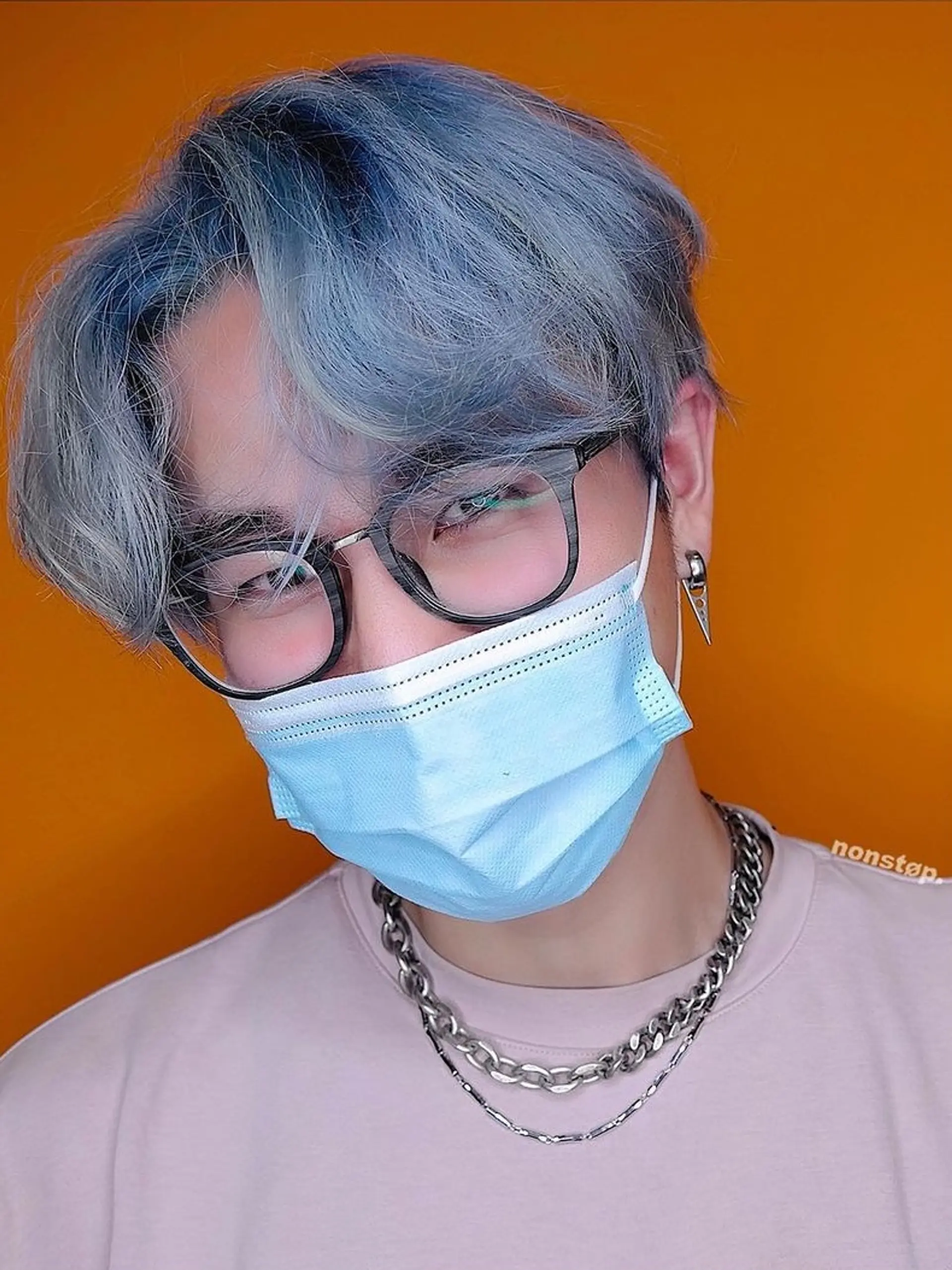 A short, layered haircut with an icy gray top transitioning to a deep blue nape. Features an undercut for a bold, modern look. 🦋 Gents color & Haircut by VINCENT 2