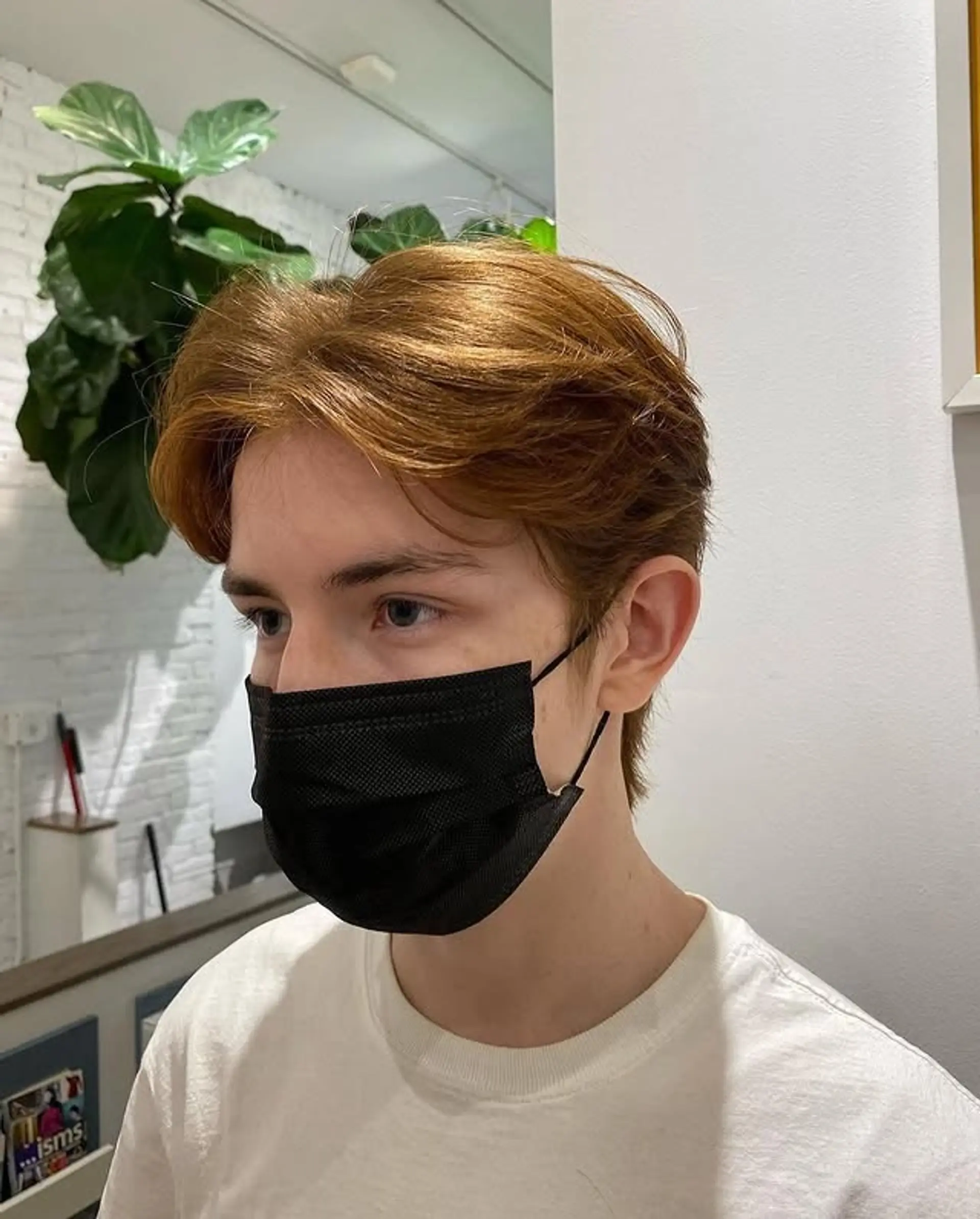 A short, wavy hairstyle with a flow haircut. 1