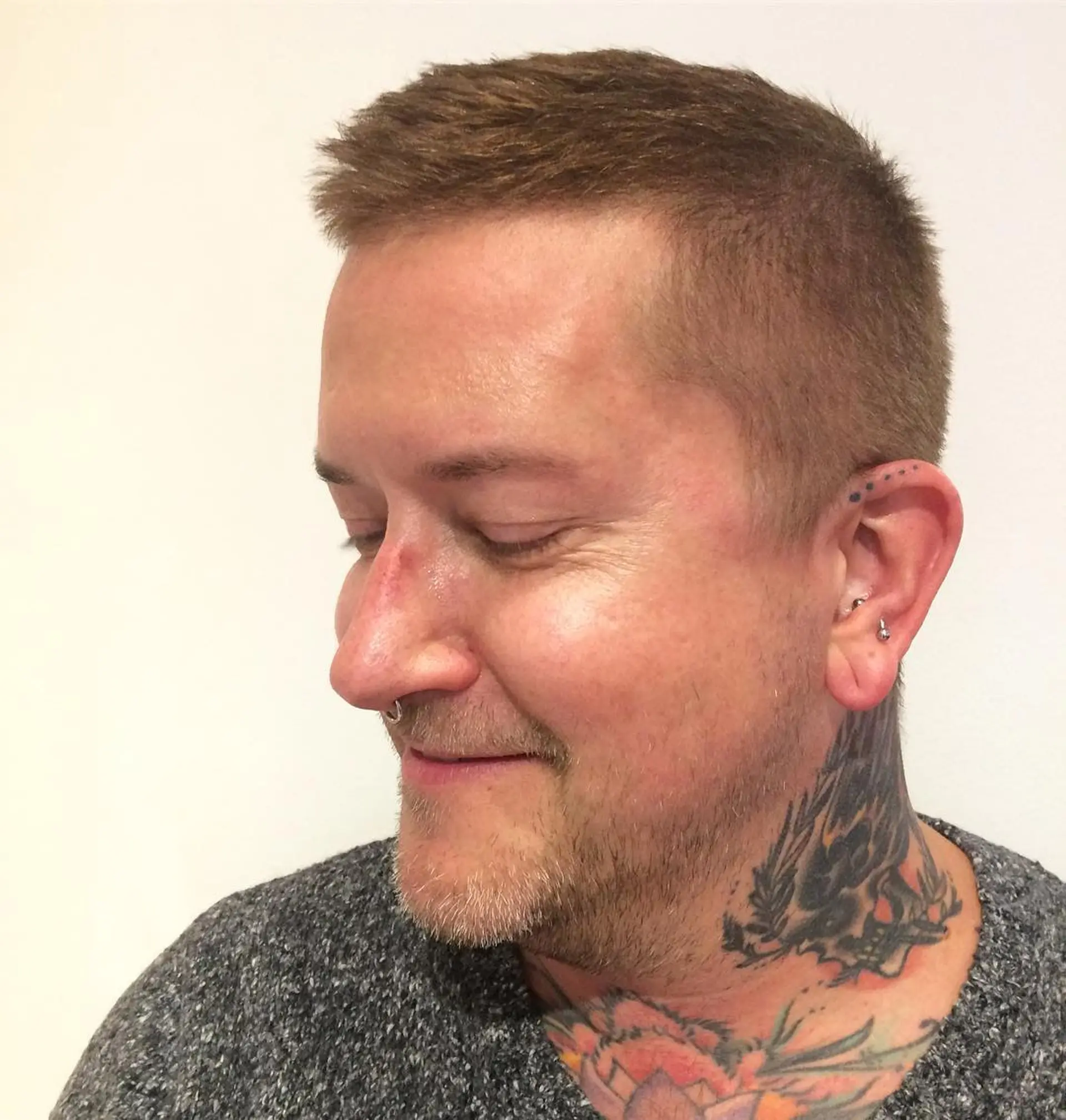 A short and stylish hairstyle with a textured top and tapered sides. 1