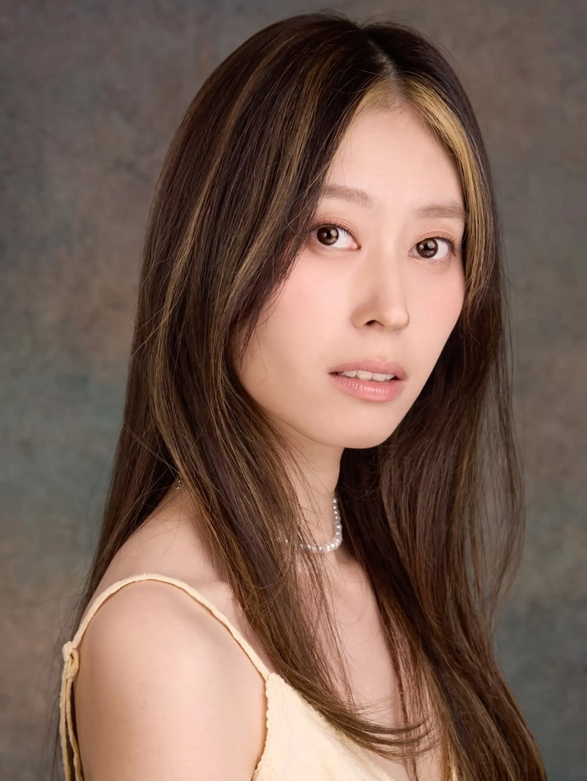 Straight, flowing long brunette hair featuring contrasting blonde face-framing highlights and a middle part. 1
