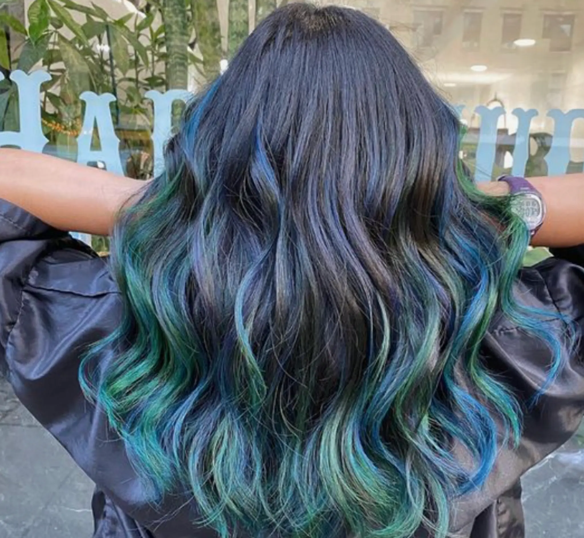 Long, wavy hair flowing down with a black base that transitions into a gradient of teal and blue. The waves create a beach wave effect for extra volume and movement.